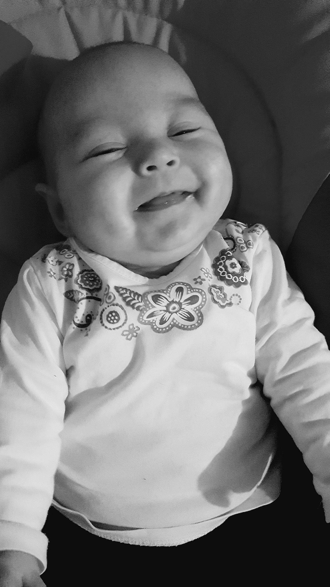 Stella participe au concours pour gagner de l'argent avec cette photo : baby, black, black_and_white, cheek, child, face, facial_expression, head, laugh, lip, monochrome, monochrome_photography, nose, people, person, photograph, skin, smile, snapshot, toddler