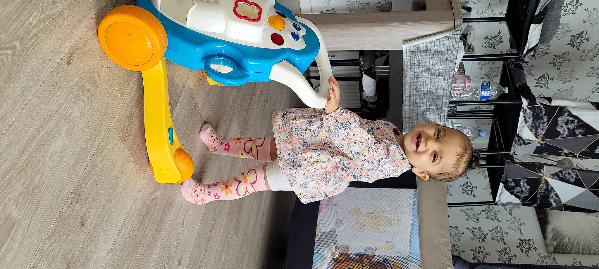 Kamila participe au concours pour gagner de l'argent avec cette photo : baby, baby_products, baby_toddler_clothing, baby_toys, child, fun, joy, leisure, person, plastic, play, room, shelf, smile, t_shirt, toddler, toy, visual_arts, wood