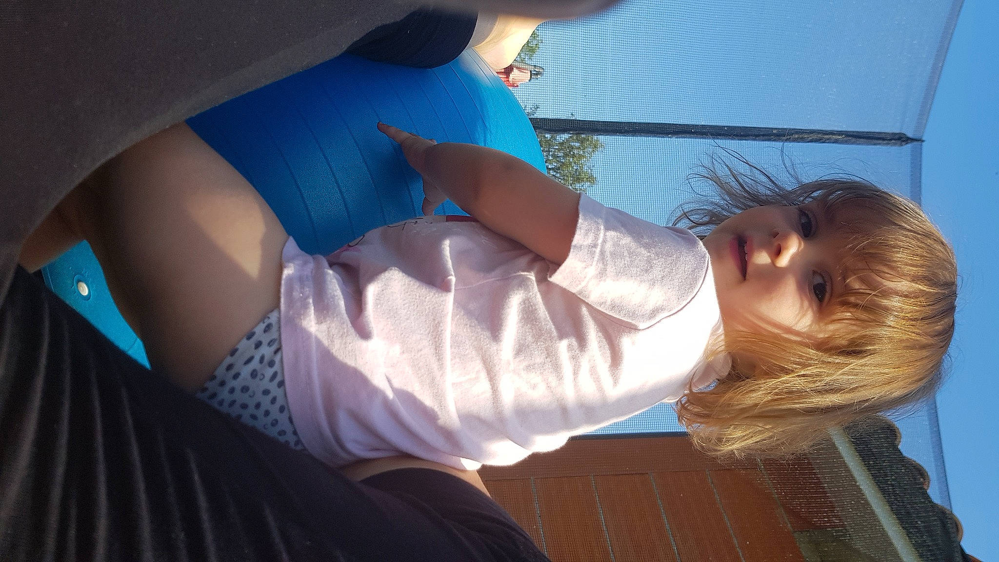 Léa participe au concours pour gagner de l'argent avec cette photo : abdomen, arm, black_hair, elbow, leg, long_hair, person, trunk