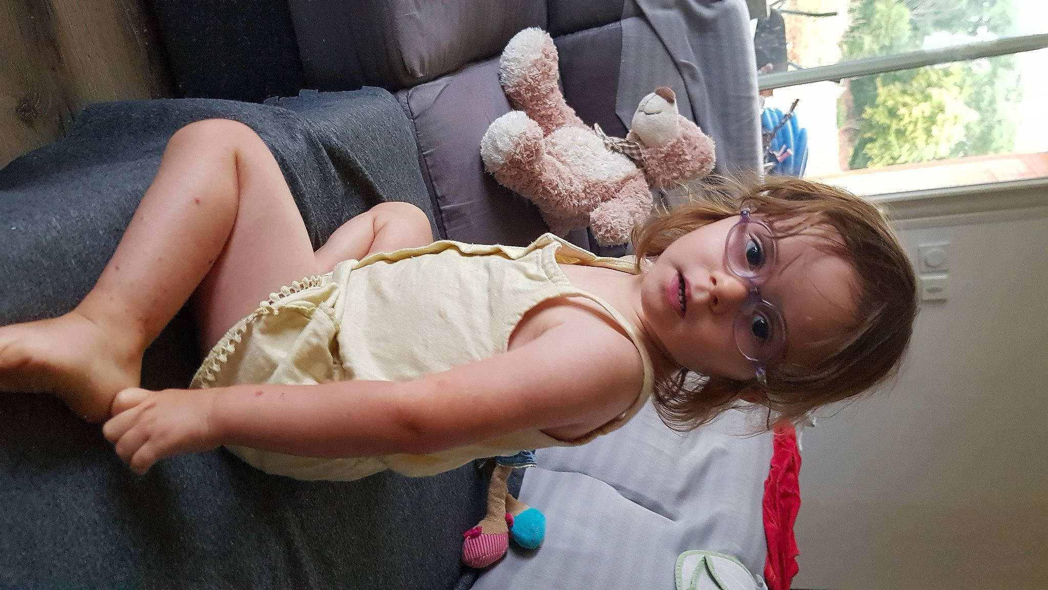 Léa participe au concours pour gagner de l'argent avec cette photo : arm, child, fun, leg, person, sitting, toddler