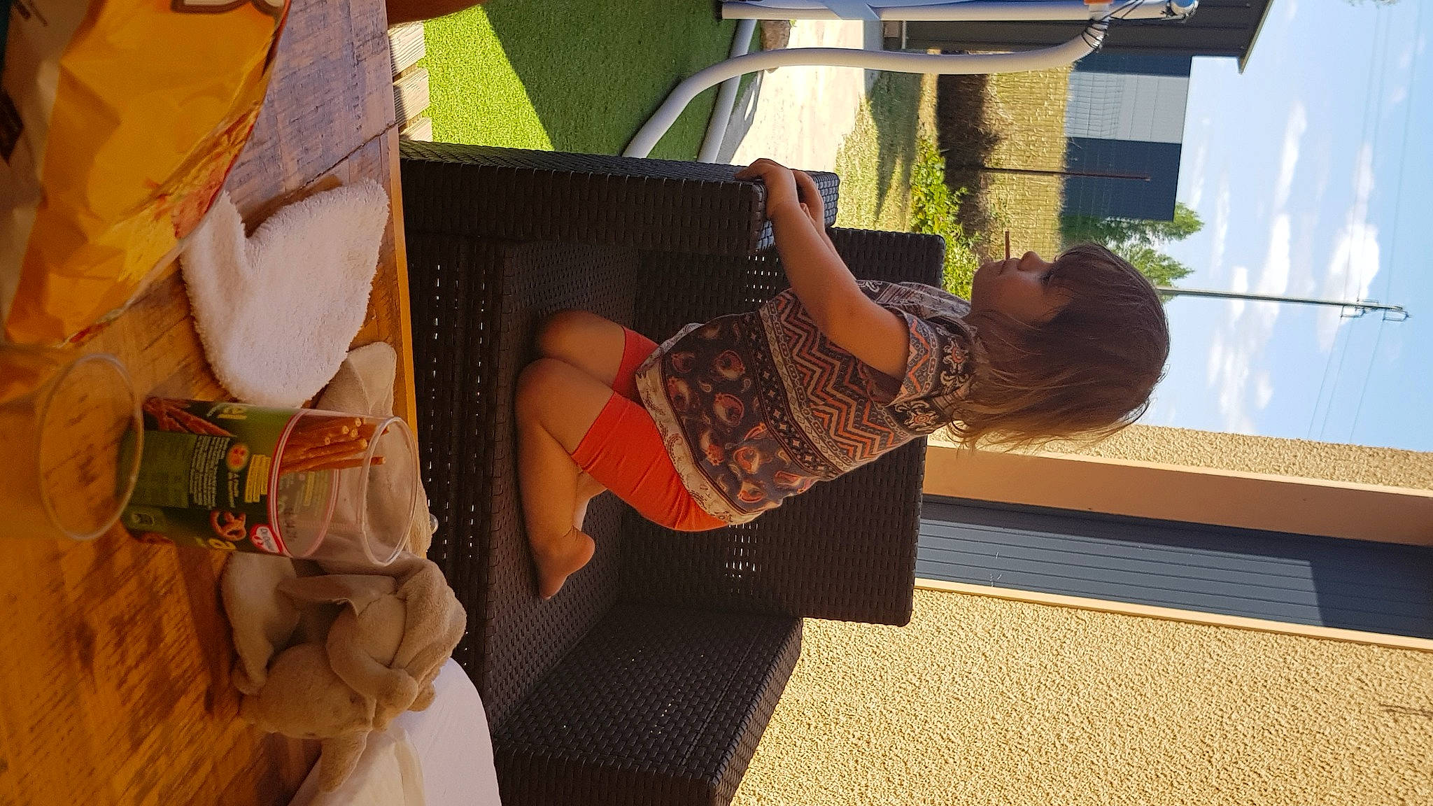 Léa a rejoint le concours — aidez-le/la à gagner de superbes lots ! fawn, person, sitting, tree