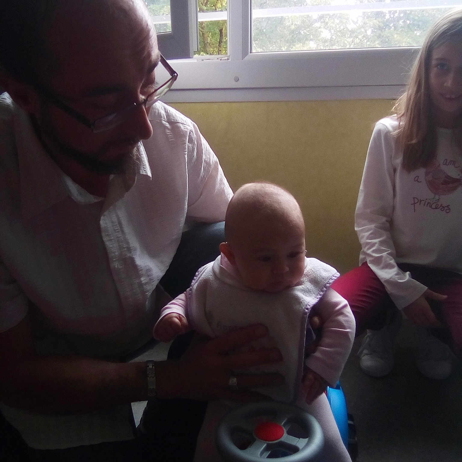 Krystal participe au concours pour gagner de l'argent avec cette photo : baby, baby_products, birth, child, family, fun, mother, people, play, sitting, skin, smile, toddler