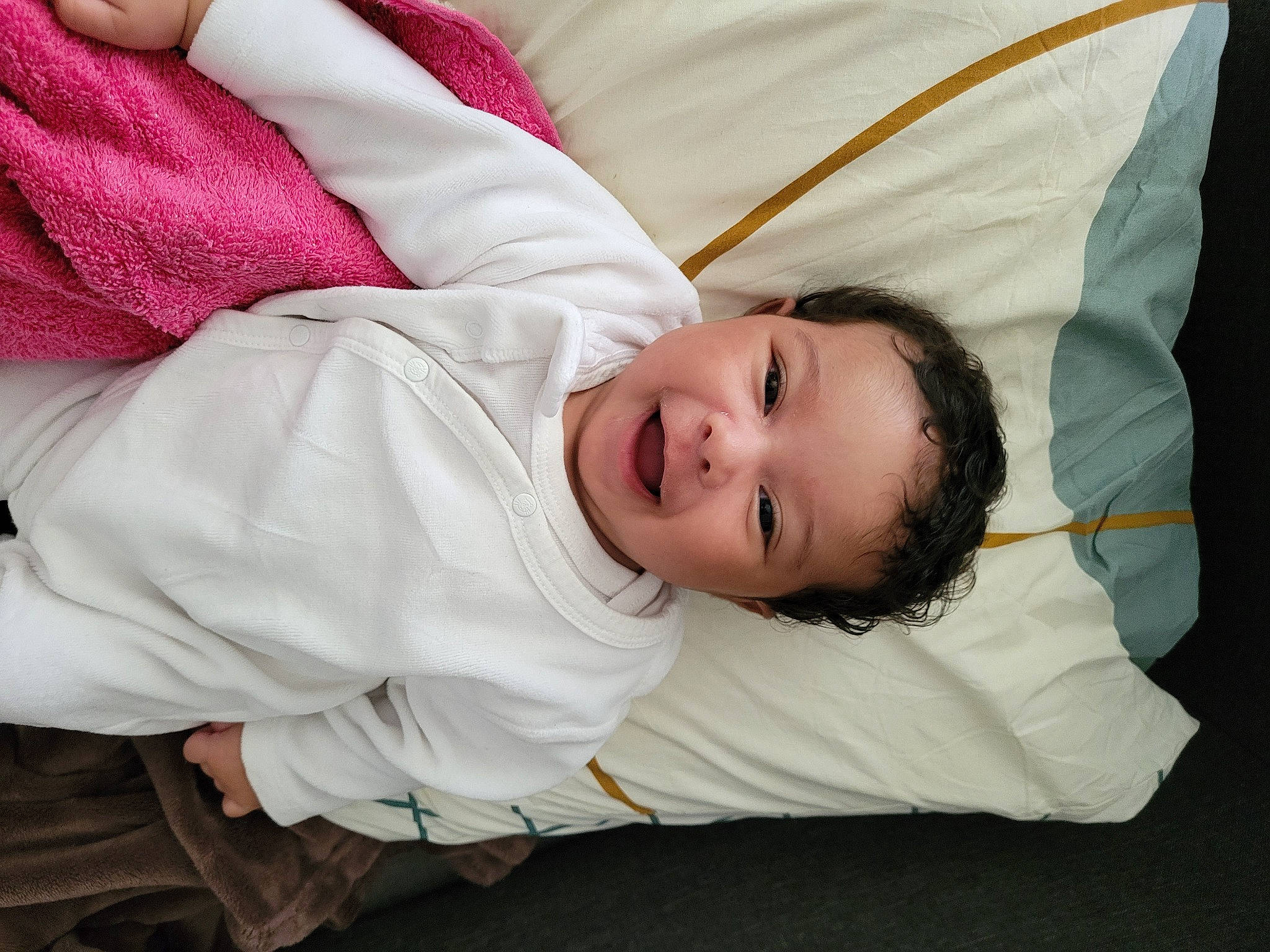 Kataleya a rejoint le concours — aidez-le/la à gagner de superbes lots ! baby_toddler_clothing, child, comfort, happy, linens, magenta, person, portrait_photography, sitting, sleep, sleeve, smile, toddler