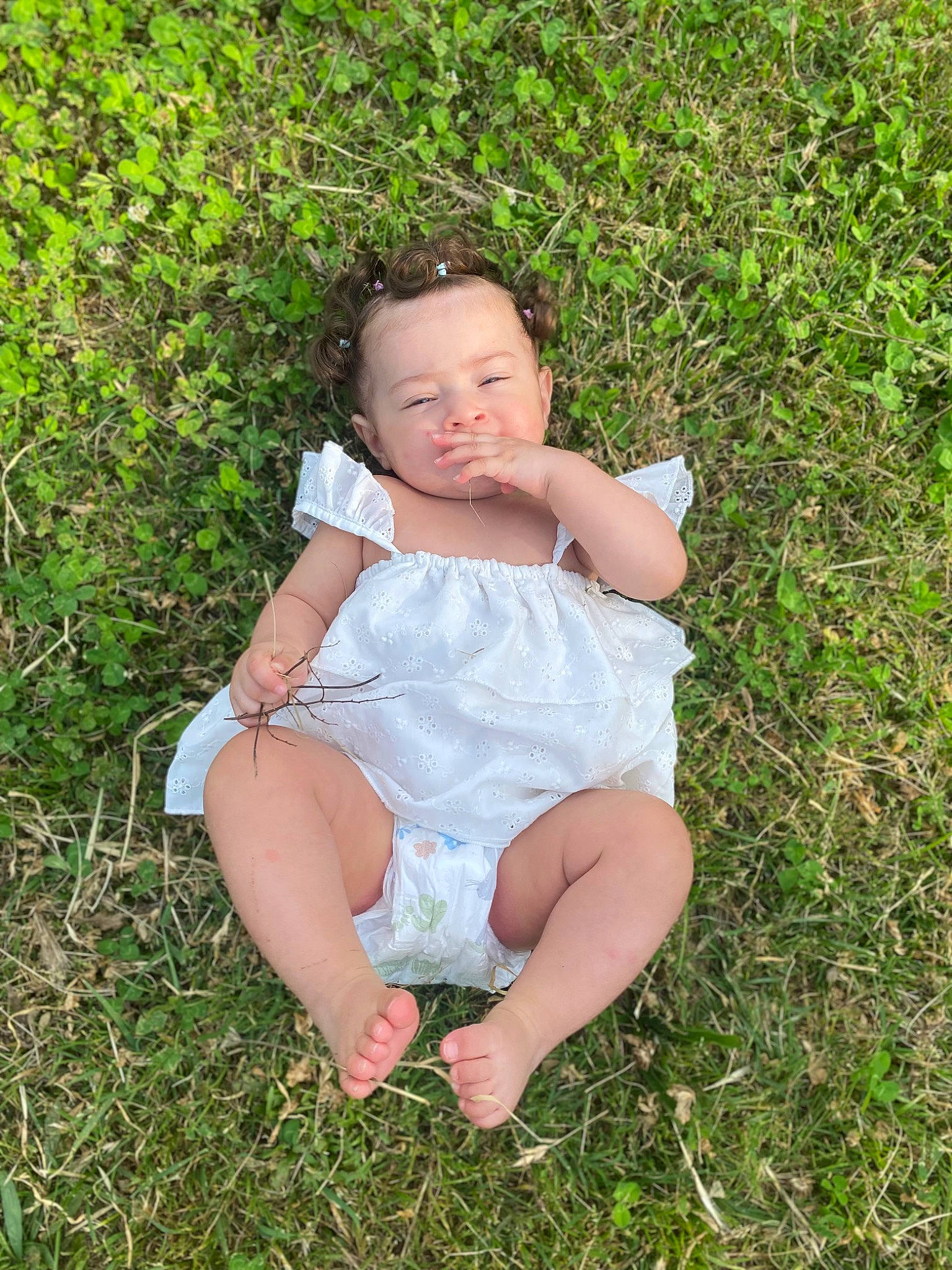 Francisca participe au concours pour gagner de l'argent avec cette photo : baby, baby_toddler_clothing, eye, flash_photography, foot, fun, grass, grassland, happy, human_leg, leaf, leisure, meadow, people_in_nature, person, plant, sitting, skin, thigh, toddler