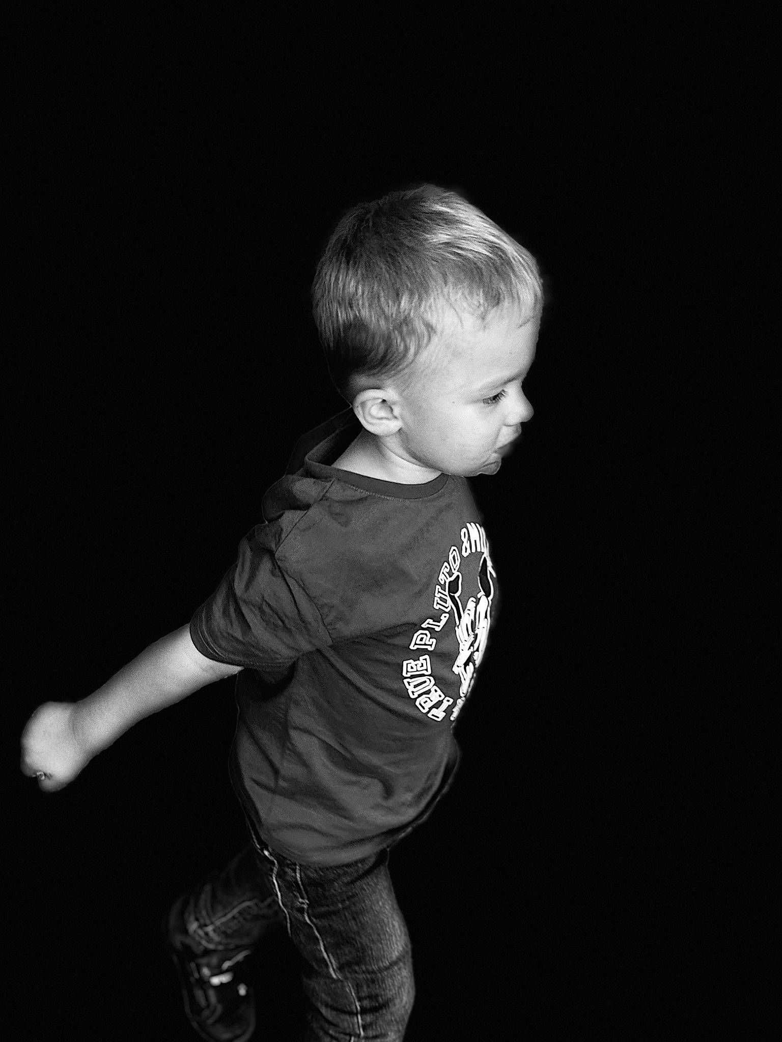 Tyago a rejoint le concours — aidez-le/la à gagner de superbes lots ! child_model, darkness, denim, elbow, electric_blue, flash_photography, fun, jeans, monochrome, monochrome_photography, person, portrait, portrait_photography, sitting, sleeve, style, t_shirt, toddler, top