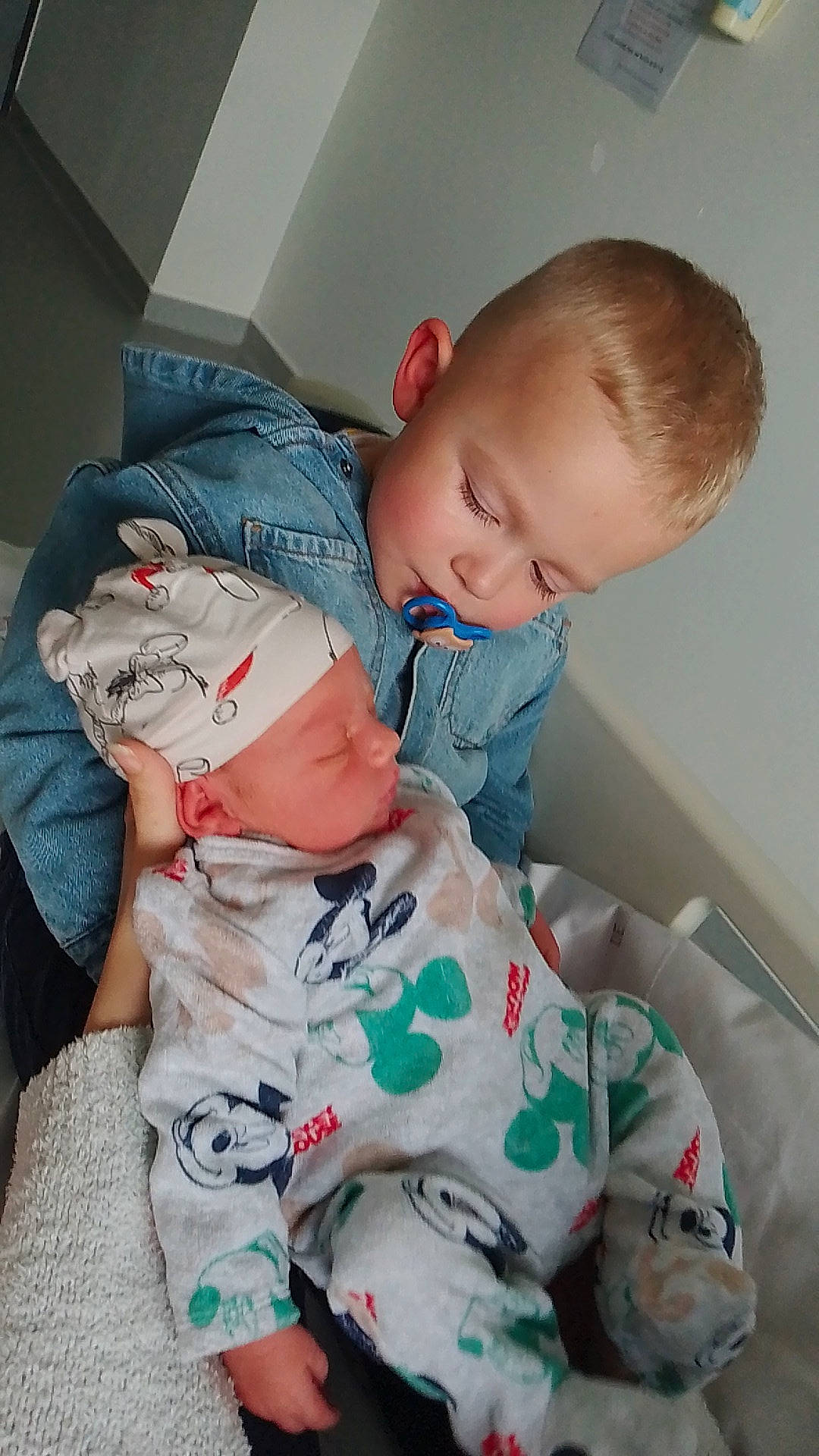 Mylo participe au concours pour gagner de l'argent avec cette photo : baby, baby_products, baby_sleeping, baby_toddler_clothing, cheek, chest, child, comfort, elbow, human_body, linens, nightwear, pattern, person, room, sitting, skin, sleeve, toddler