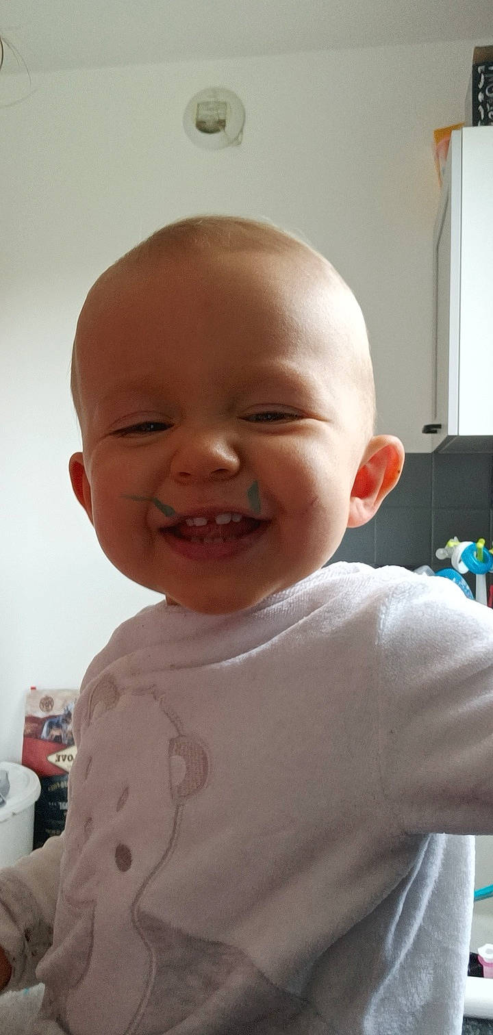 Tyago a rejoint le concours — aidez-le/la à gagner de superbes lots ! baby, baby_toddler_clothing, cheek, chin, eyebrow, facial_expression, finger, forehead, fun, happy, iris, joy, lip, mouth, nose, person, skin, sleeve, smile, standing