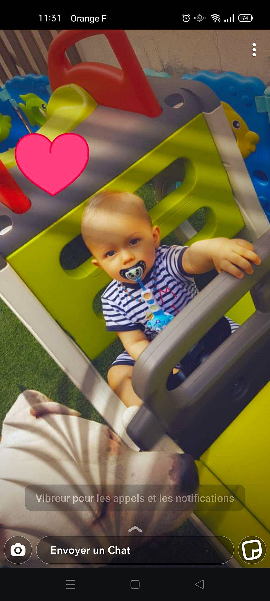 Tyago participe au concours pour gagner de l'argent avec cette photo : art, baby, baby_products, baby_toddler_clothing, child, comfort, fun, grass, happy, leisure, magenta, people_in_nature, person, play, product, recreation, room, sitting, smile, t_shirt