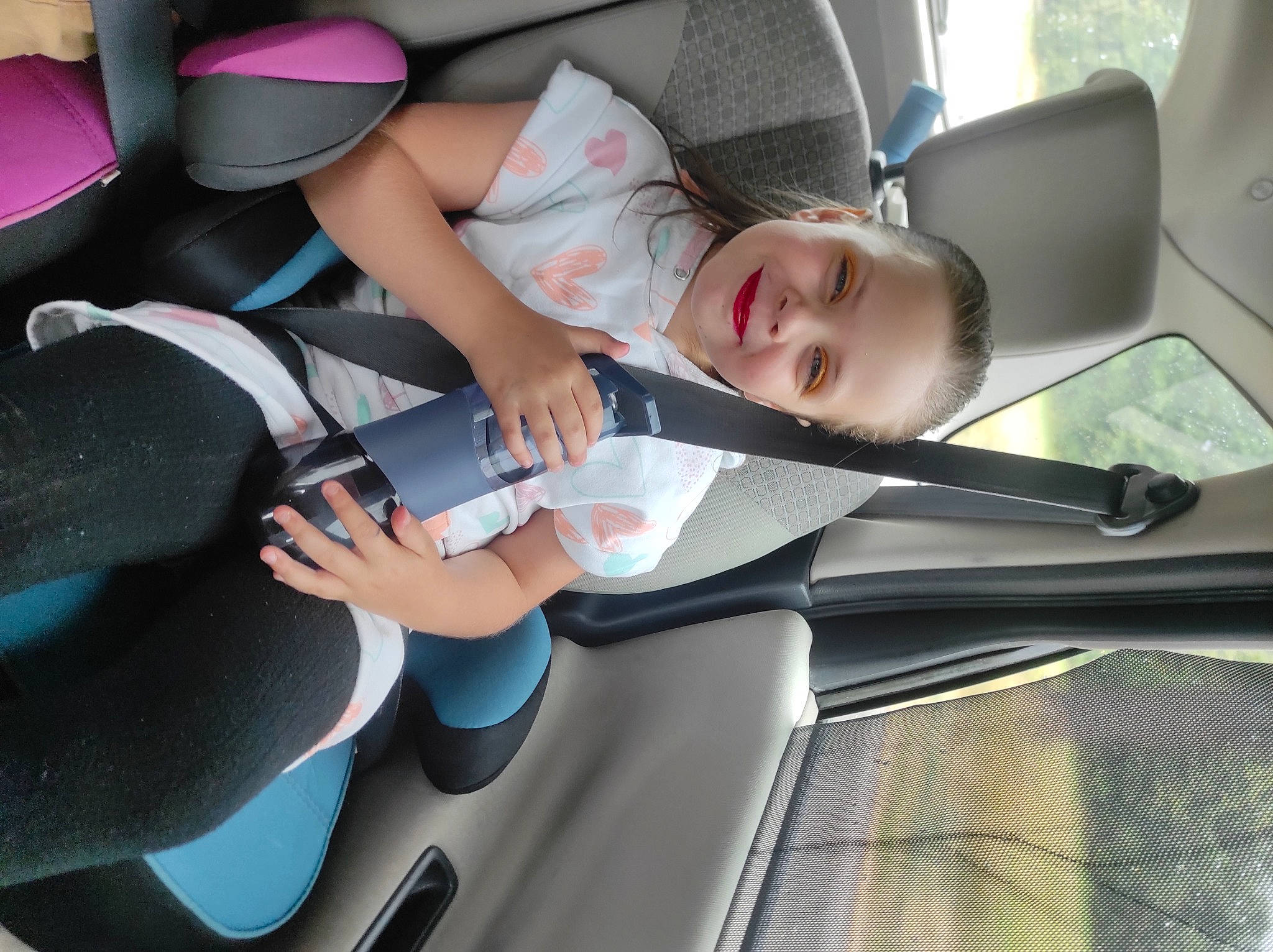 Maylis participe au concours pour gagner de l'argent avec cette photo : auto_part, automotive_design, automotive_exterior, baby_in_car_seat, car, car_seat, car_seat_cover, comfort, family_car, hood, joy, mode_of_transport, motor_vehicle, person, personal_luxury_car, seat_belt, smile, steering_wheel, toddler, vehicle