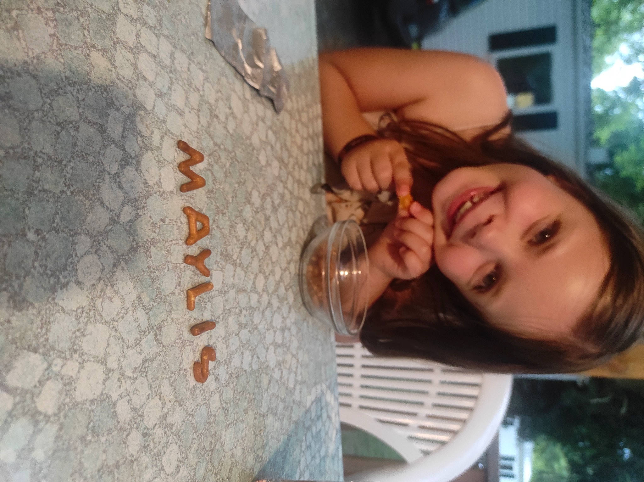 Maylis a rejoint le concours — aidez-le/la à gagner de superbes lots ! brown_hair, child, dress, eye, eyelash, fun, grass, happy, jewellery, joy, organ, pattern, person, plant, skin, smile, tree, vacation, window, wood