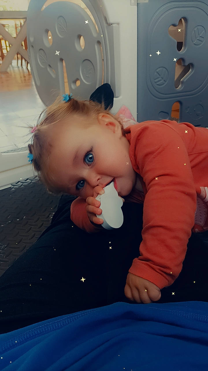 Leewane participe au concours pour gagner de l'argent avec cette photo : arm, baby, blond, chair, cheek, child, electric_blue, flooring, fun, happy, human_body, iris, mouth, person, play, room, sitting, t_shirt, toddler, vacation