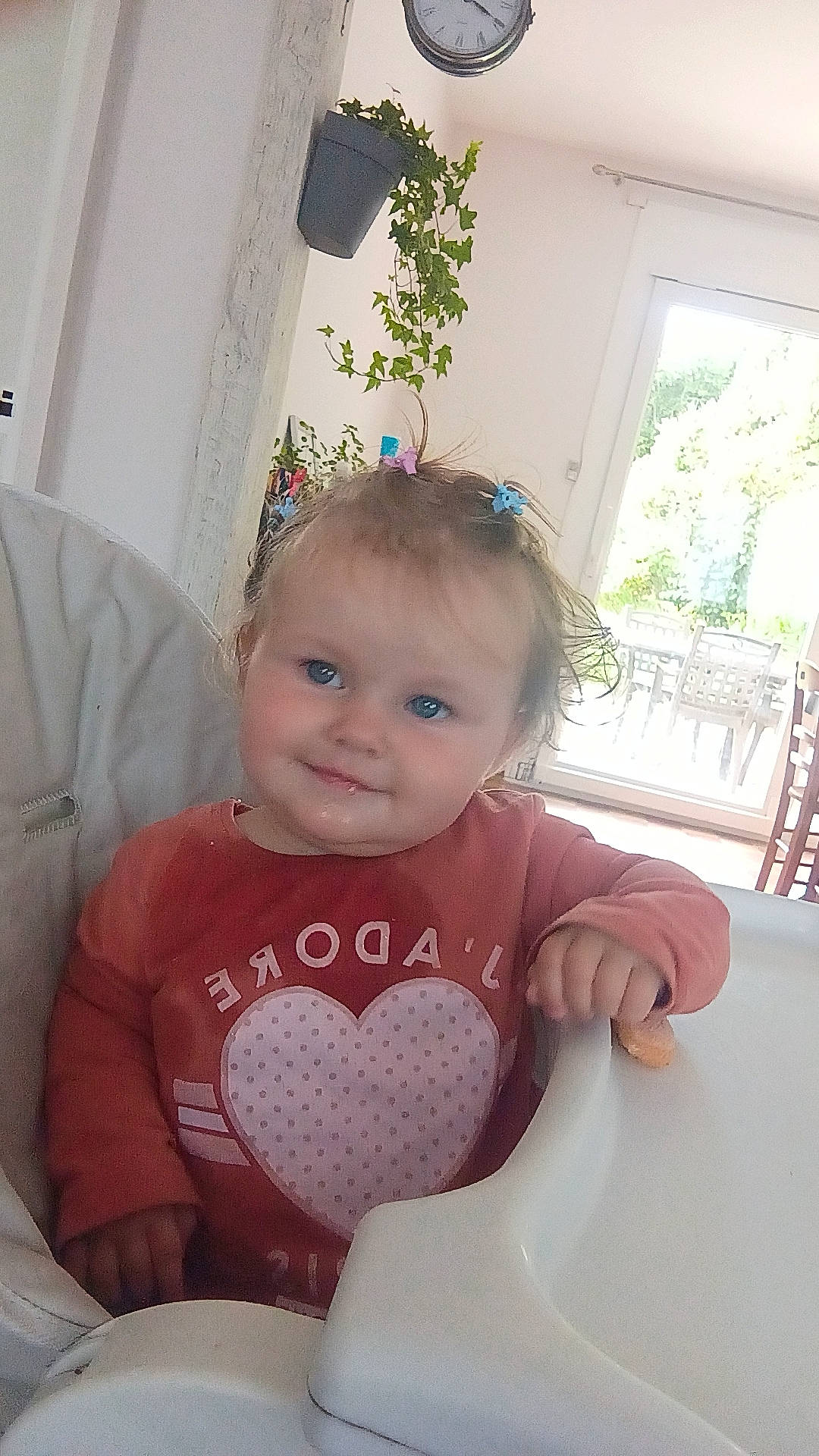 Leewane participe au concours pour gagner de l'argent avec cette photo : baby, baby_products, baby_toddler_clothing, chair, cheek, child, comfort, face, fun, happy, head, joy, person, plant, sitting, skin, sleeve, smile, t_shirt, table