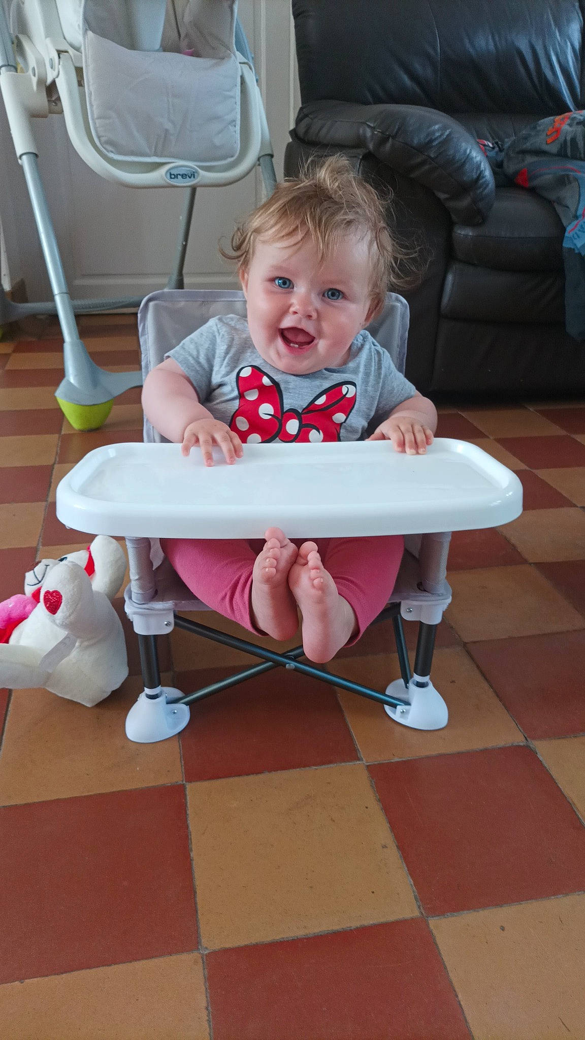 Leewane participe au concours pour gagner de l'argent avec cette photo : baby, baby_products, baby_toddler_clothing, chair, child, comfort, eye, face, flooring, fun, happy, leisure, magenta, person, pink, room, sitting, smile, t_shirt, toddler