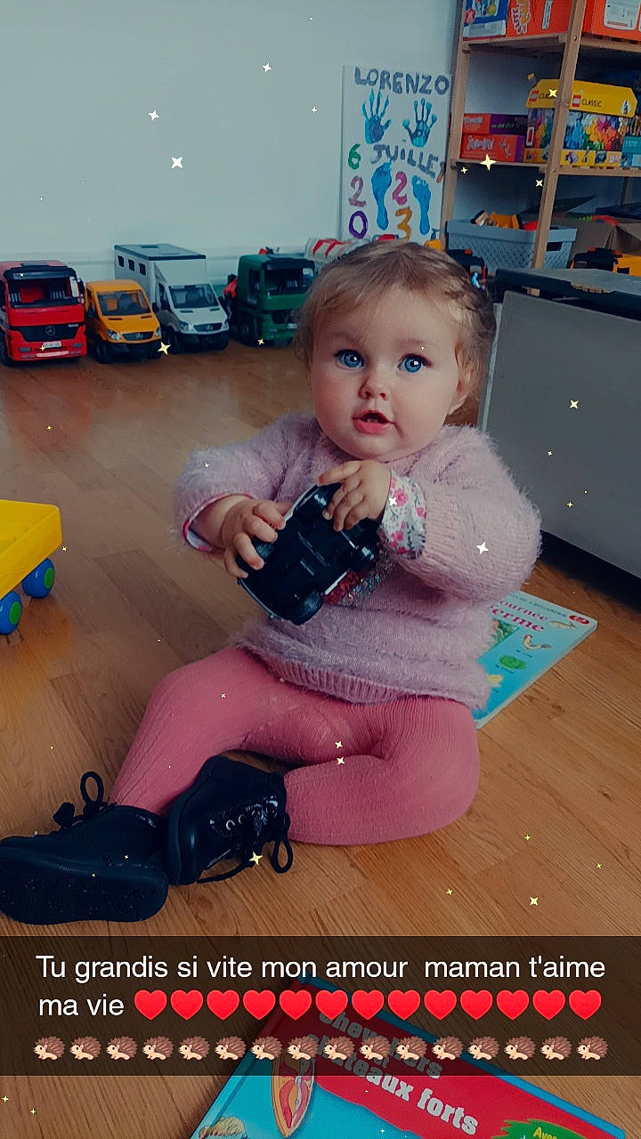 Leewane participe au concours pour gagner de l'argent avec cette photo : baby, baby_toddler_clothing, child, floor, flooring, fun, happy, human_leg, joint, leisure, magenta, person, pink, play, sandal, sitting, skin, thigh, toddler, vehicle_door