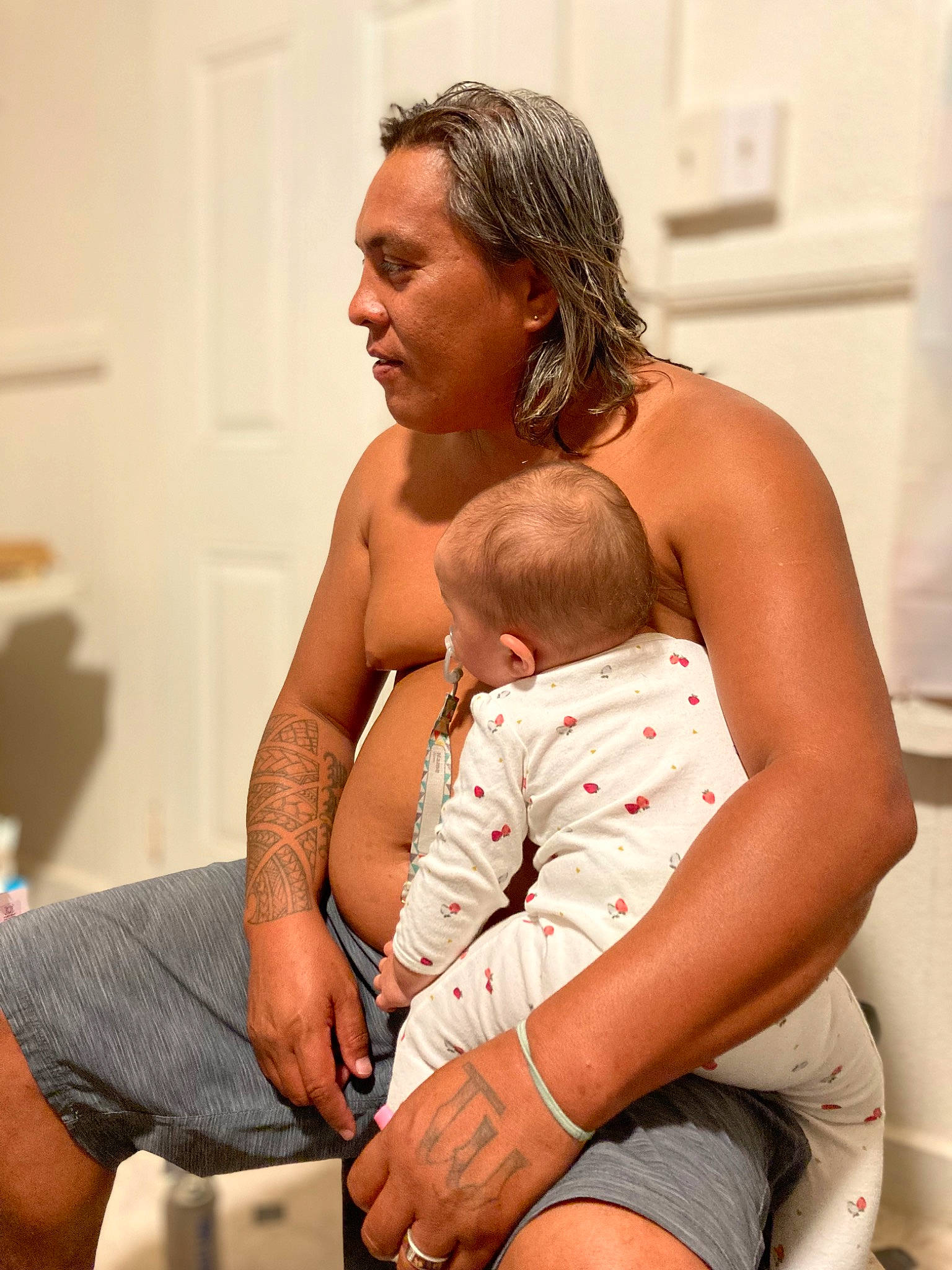 Jayani is registered to the contest to win money with this photo: abdomen, baby, barefoot, chest, comfort, elbow, event, foot, happy, human_leg, joint, knee, lap, leg, person, shoulder, sitting, stomach, thigh, toddler