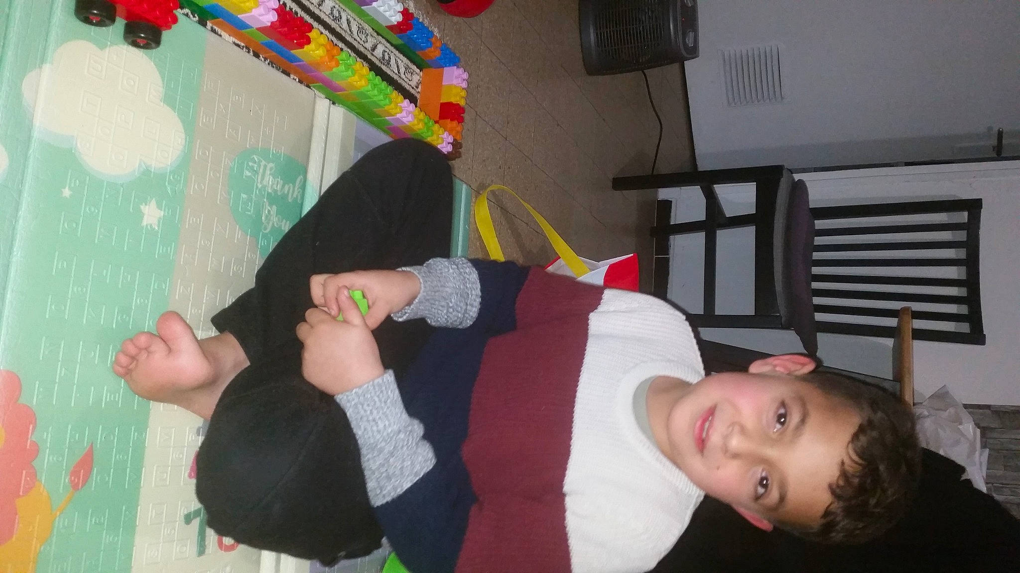 Skander participe au concours pour gagner de l'argent avec cette photo : child, costume, event, fun, gesture, happy, interaction, joy, leisure, party, party_supply, person, room, smile, toddler