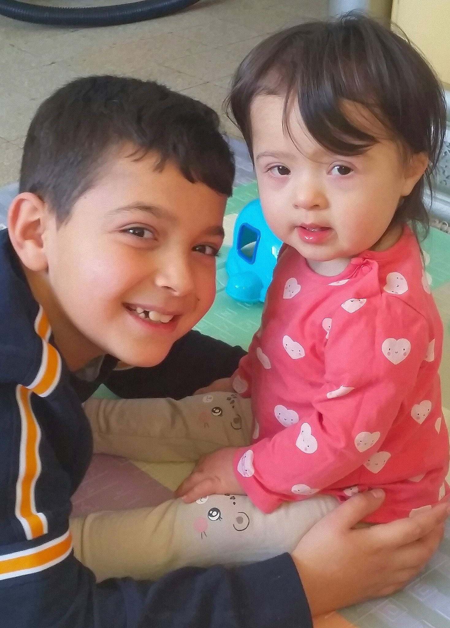 Skander a rejoint le concours — aidez-le/la à gagner de superbes lots ! cheek, chin, eyebrow, face, facial_expression, gesture, hair, hairstyle, hand, happy, head, iris, joy, lip, mouth, neck, nose, person, skin, sleeve