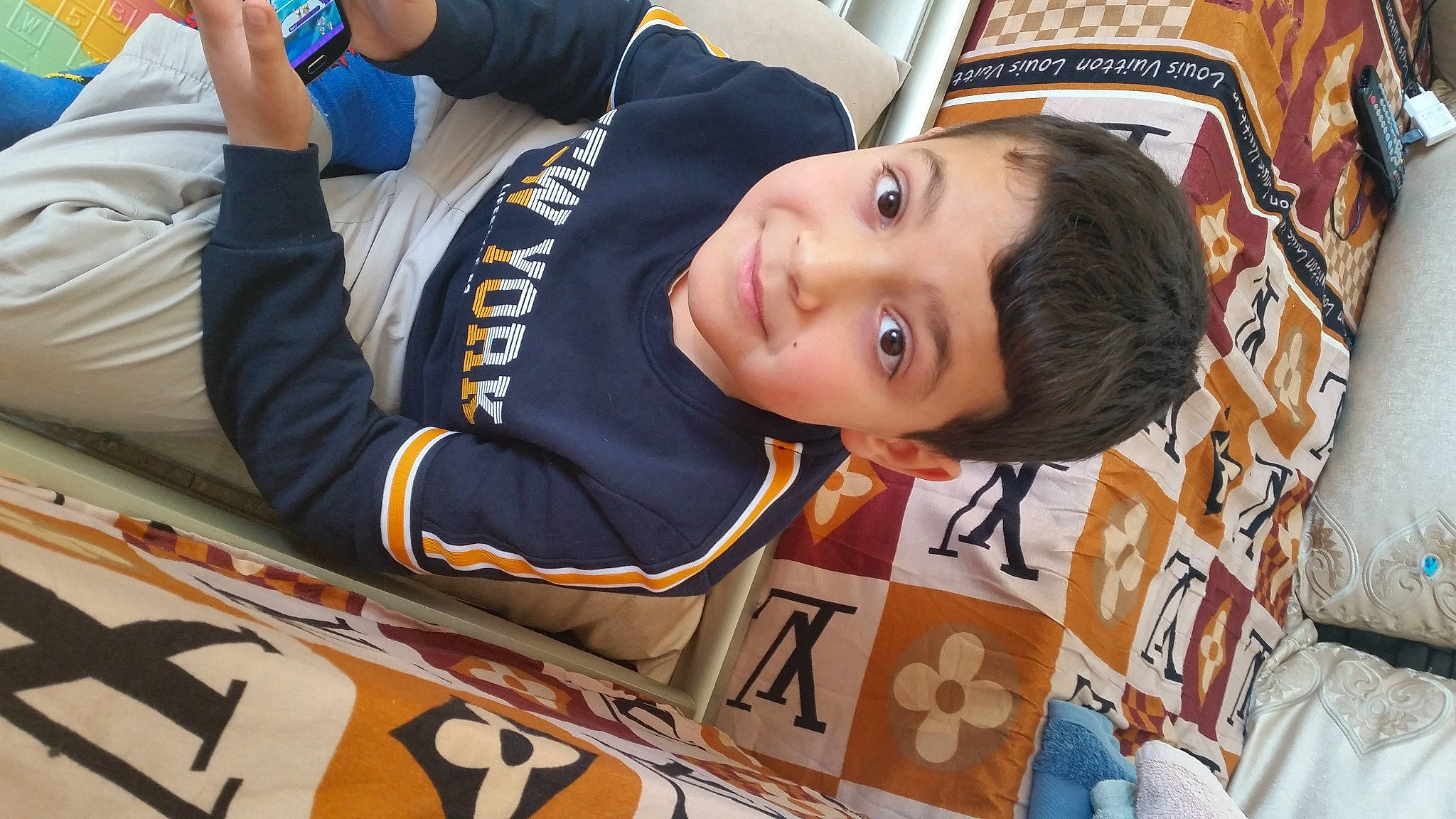 Skander participe au concours pour gagner de l'argent avec cette photo : cap, child, event, fan, fashion_accessory, fun, gesture, glove, happy, person, personal_protective_equipment, recreation, smile, toddler, uniform