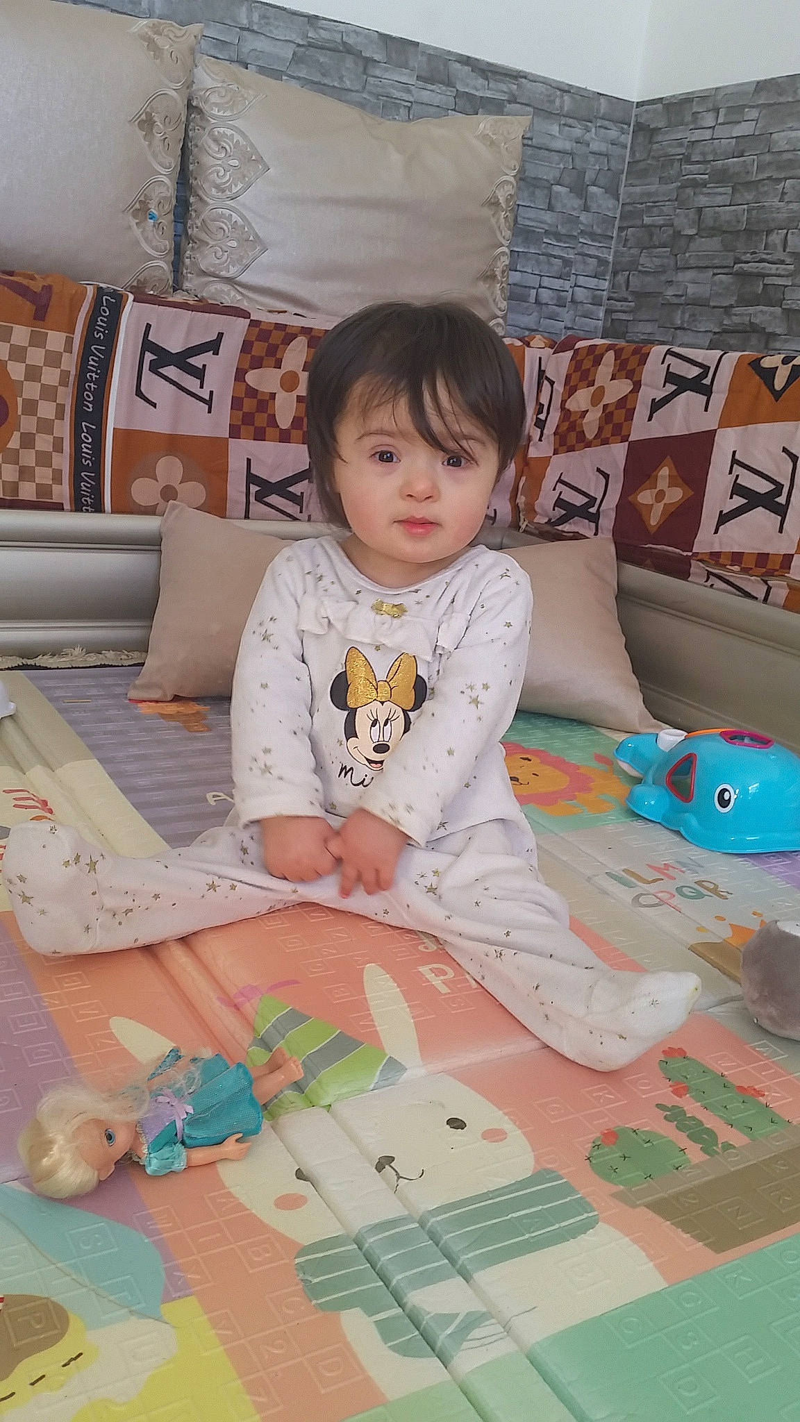 Jenna participe au concours pour gagner de l'argent avec cette photo : baby, baby_toddler_clothing, child, comfort, couch, eye, flooring, fun, leisure, linens, living_room, pattern, person, pillow, pink, play, room, sitting, textile, toddler