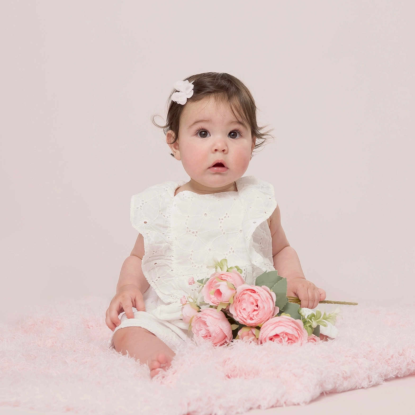 Lou a rejoint le concours — aidez-le/la à gagner de superbes lots ! baby, blanket, bouquet, child, cute, decorative, expression, face, flower, girl, headband, indoor, innocent, pink, portrait, sitting, soft_lighting, toddler, white_dress, young