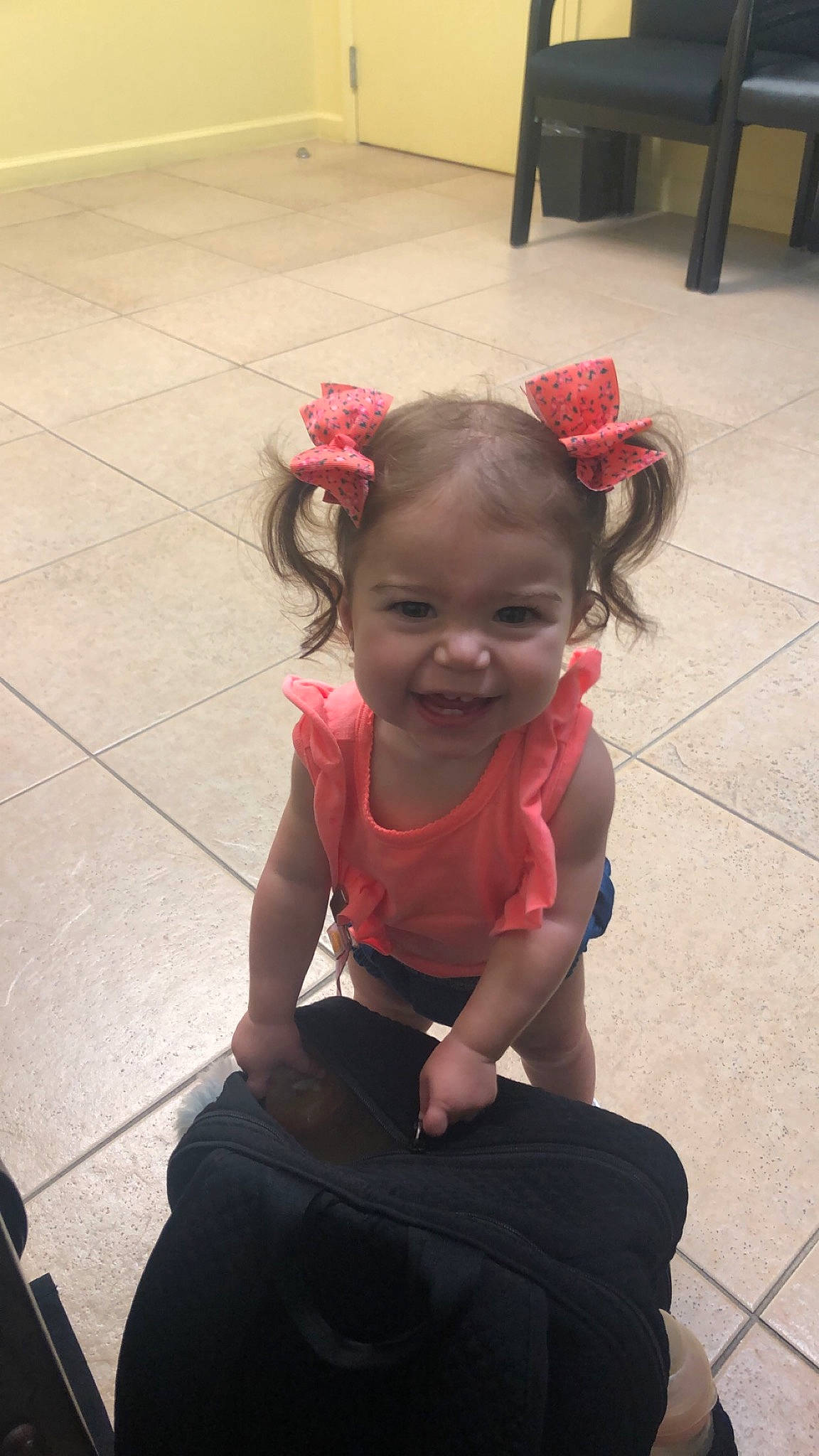 Arrabella is registered to the contest to win money with this photo: child, hairstyle, joint, joy, leg, person, shoulder, sitting, skin, smile, toddler