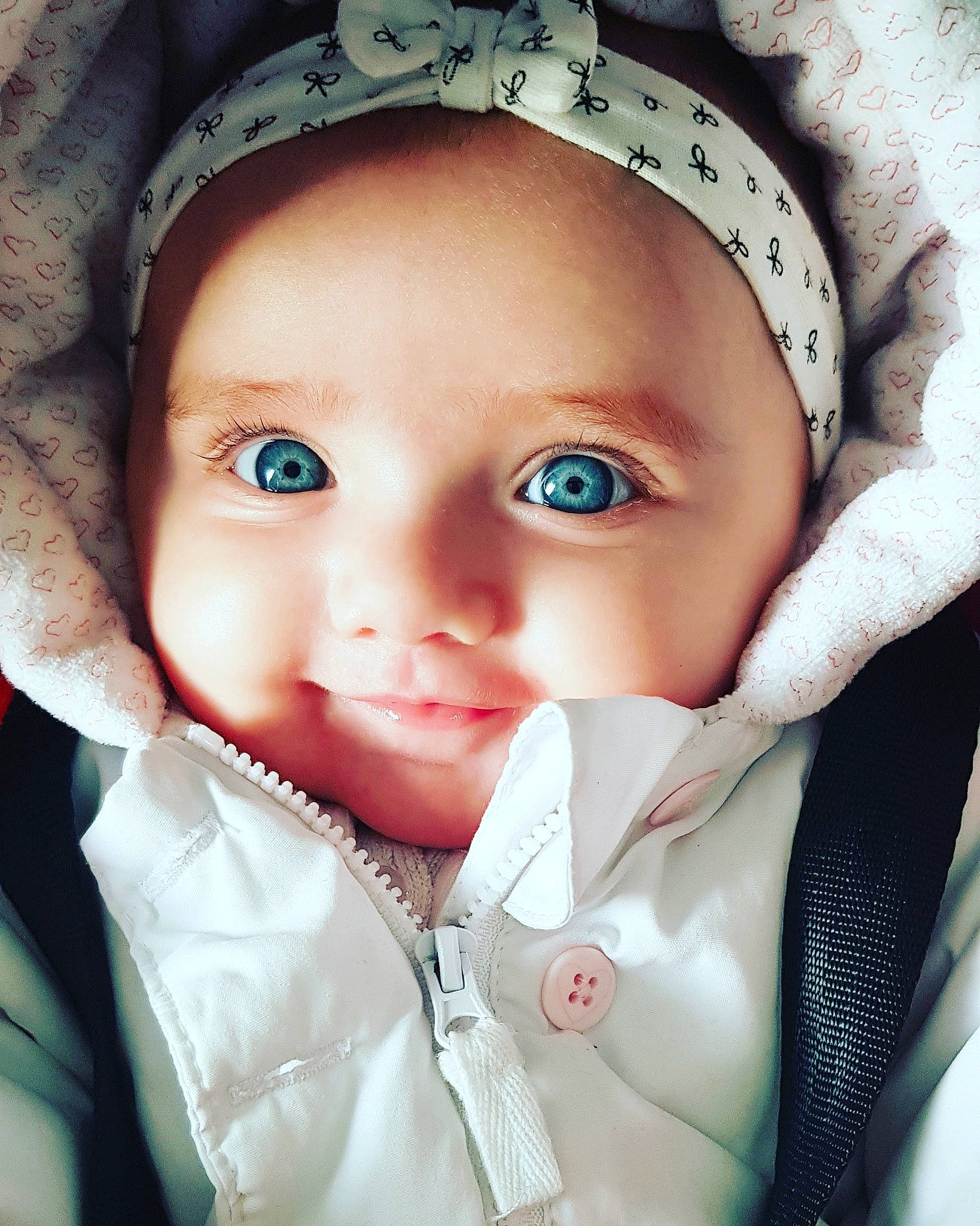 Lizéa a rejoint le concours — aidez-le/la à gagner de superbes lots ! beauty, cheek, child, close_up, eye, face, girl, hair_accessory, head, infant, iris, joy, lip, mouth, nose, person, portrait_photography, product, skin, smile