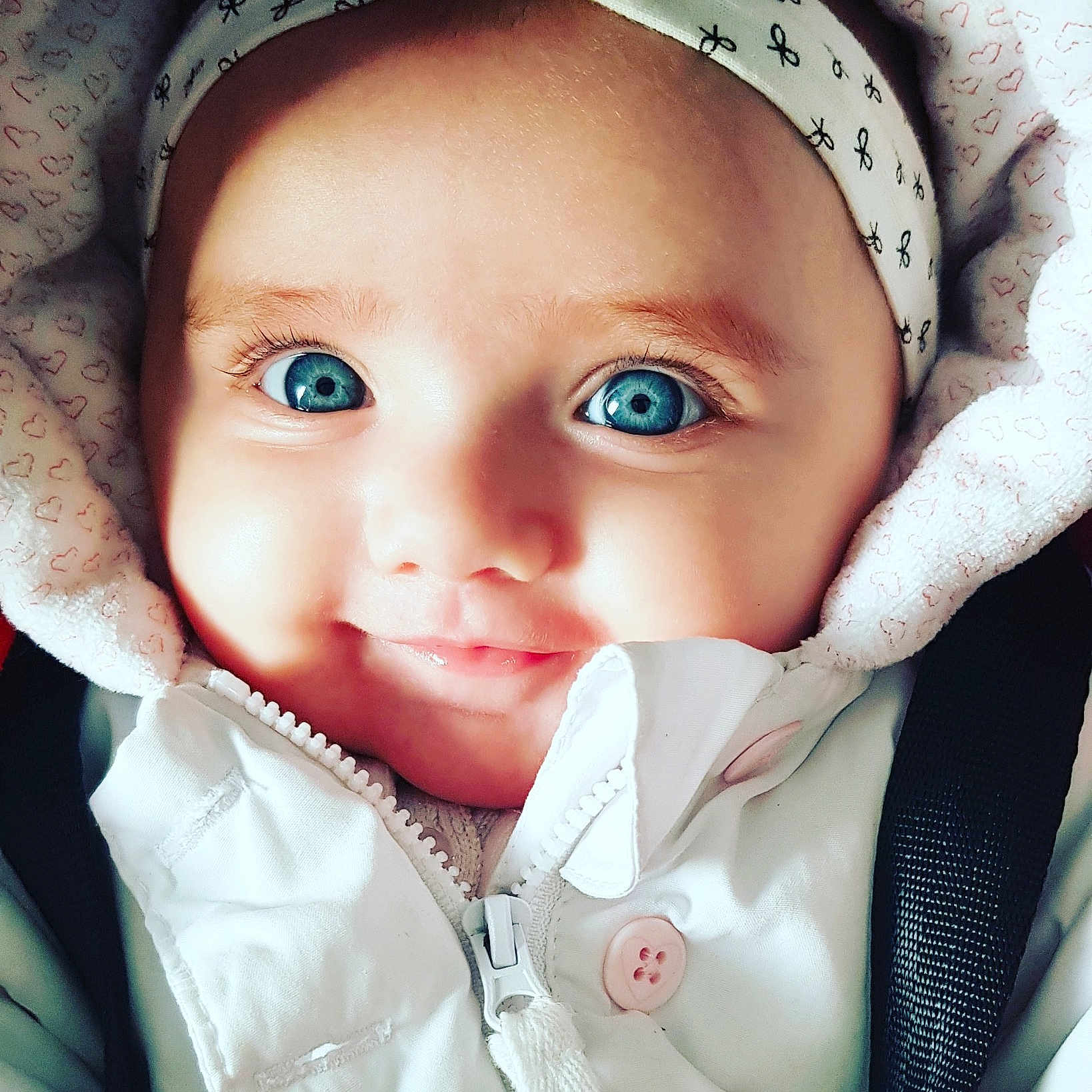 Lizéa a rejoint le concours — aidez-le/la à gagner de superbes lots ! beauty, cheek, child, close_up, eye, face, girl, hair_accessory, head, infant, iris, joy, lip, mouth, nose, person, portrait_photography, product, skin, smile