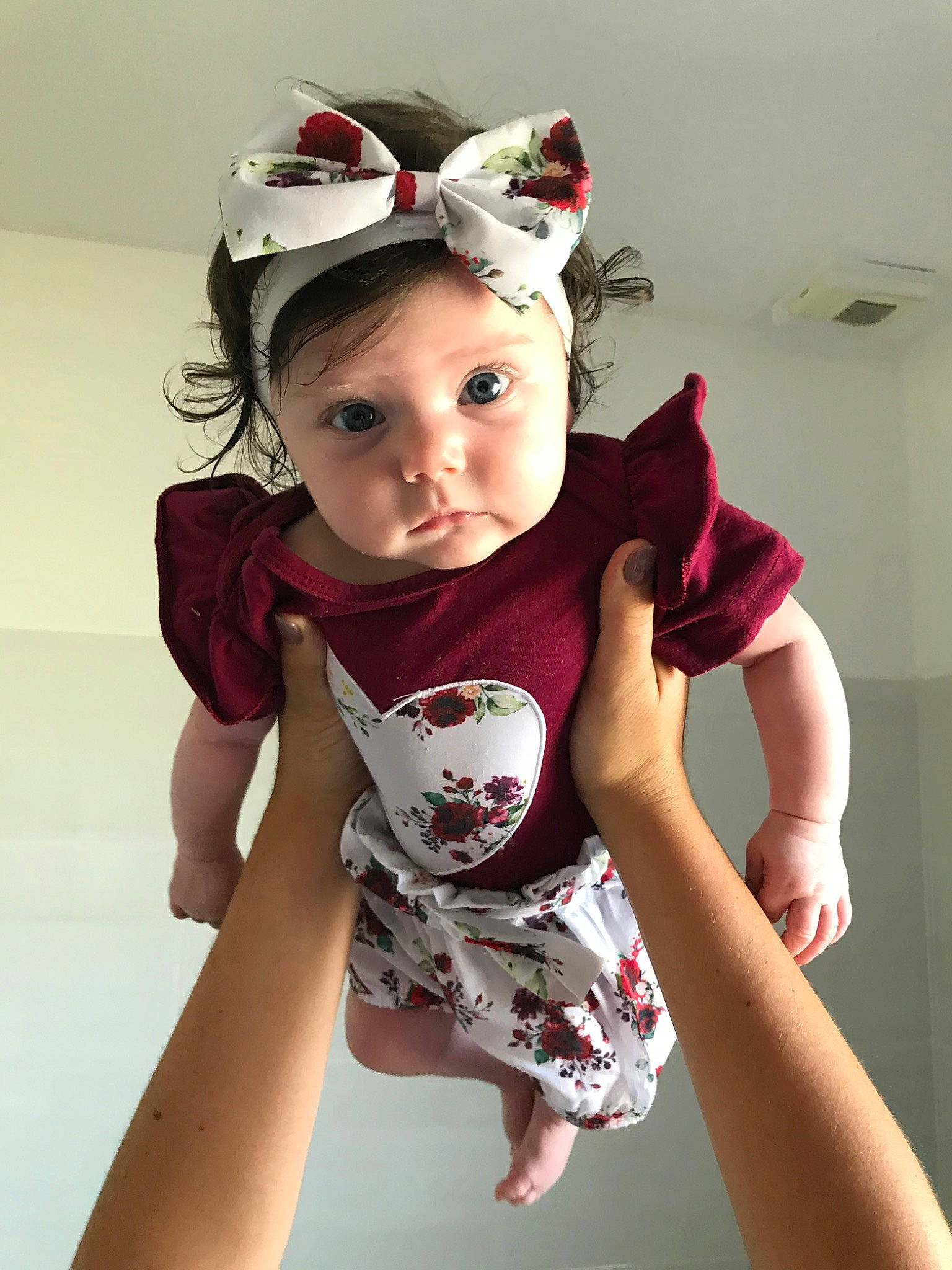 Alix a rejoint le concours — aidez-le/la à gagner de superbes lots ! arm, baby, baby_toddler_clothing, cheek, child, child_model, ear, fashion_accessory, hair_accessory, head, headband, headgear, headpiece, headwear, leg, person, sleeve, t_shirt, toddler