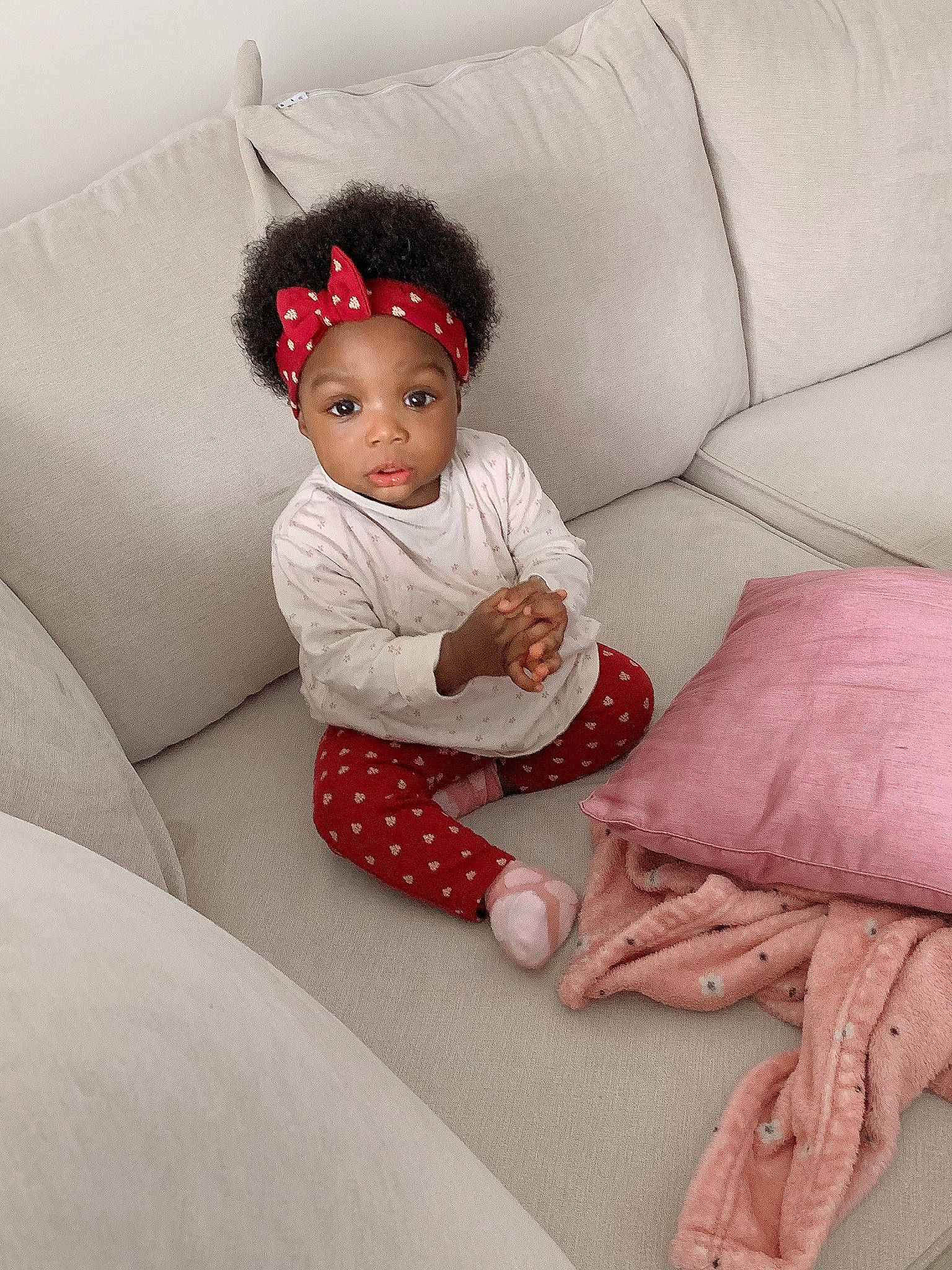 Maïa participe au concours pour gagner de l'argent avec cette photo : baby_toddler_clothing, beauty, cap, child, comfort, couch, embellishment, eye, fashion_accessory, fashion_design, headwear, lip, magenta, pattern, person, pink, sitting, skin, sleeve, textile
