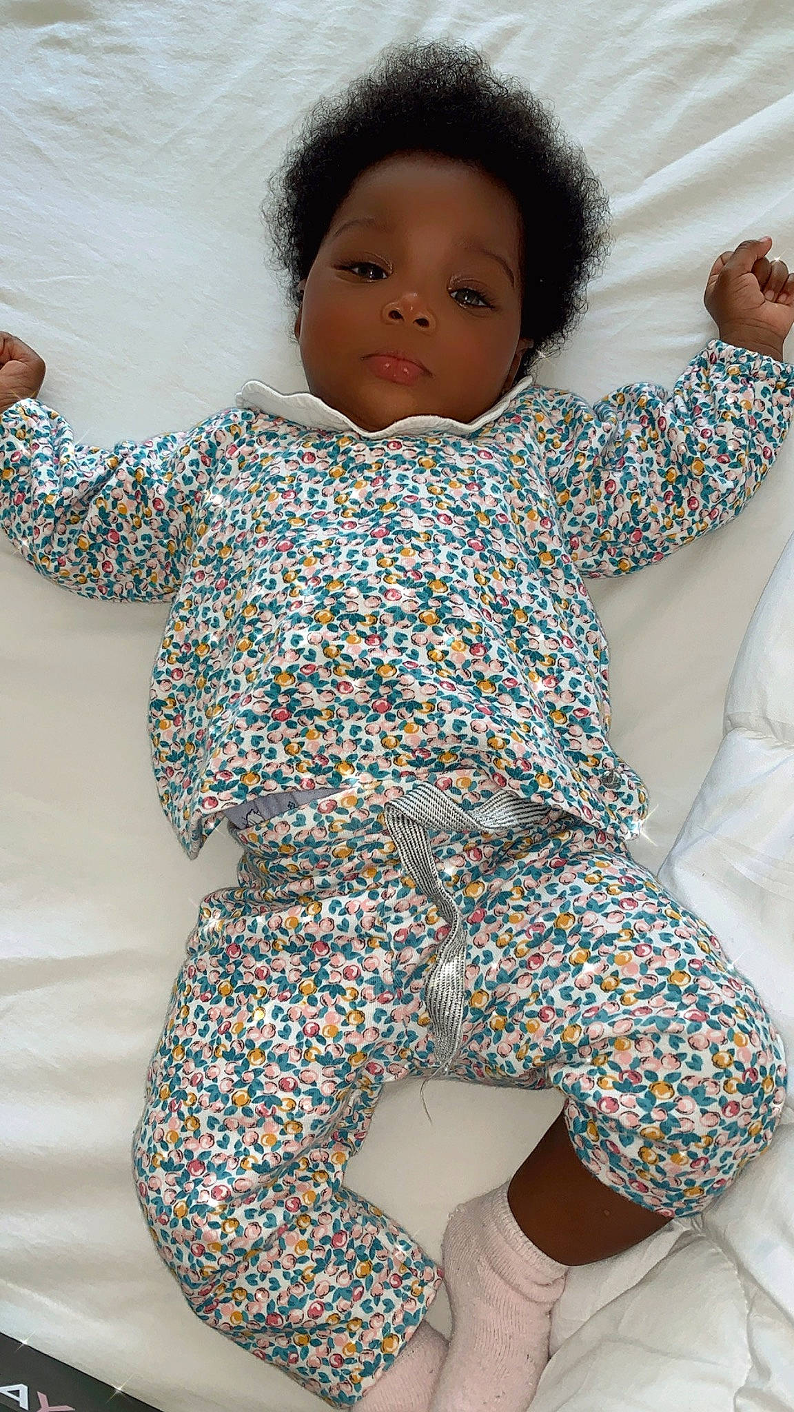 Maïa participe au concours pour gagner de l'argent avec cette photo : arm, azure, baby_toddler_clothing, comfort, eye, face, hair, hairstyle, hand, head, human_body, joint, neck, nose, organ, outerwear, person, product, skin, textile