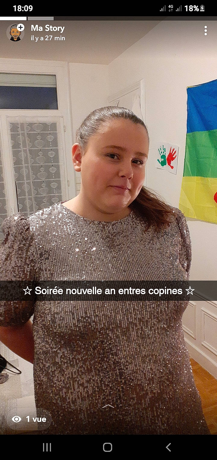 Kahina participe au concours pour gagner de l'argent avec cette photo : fashion_design, flooring, grey, hair, hairstyle, head, human, jewellery, joint, neck, necklace, outerwear, pattern, person, shoulder, sleeve, standing, street_fashion, t_shirt, waist