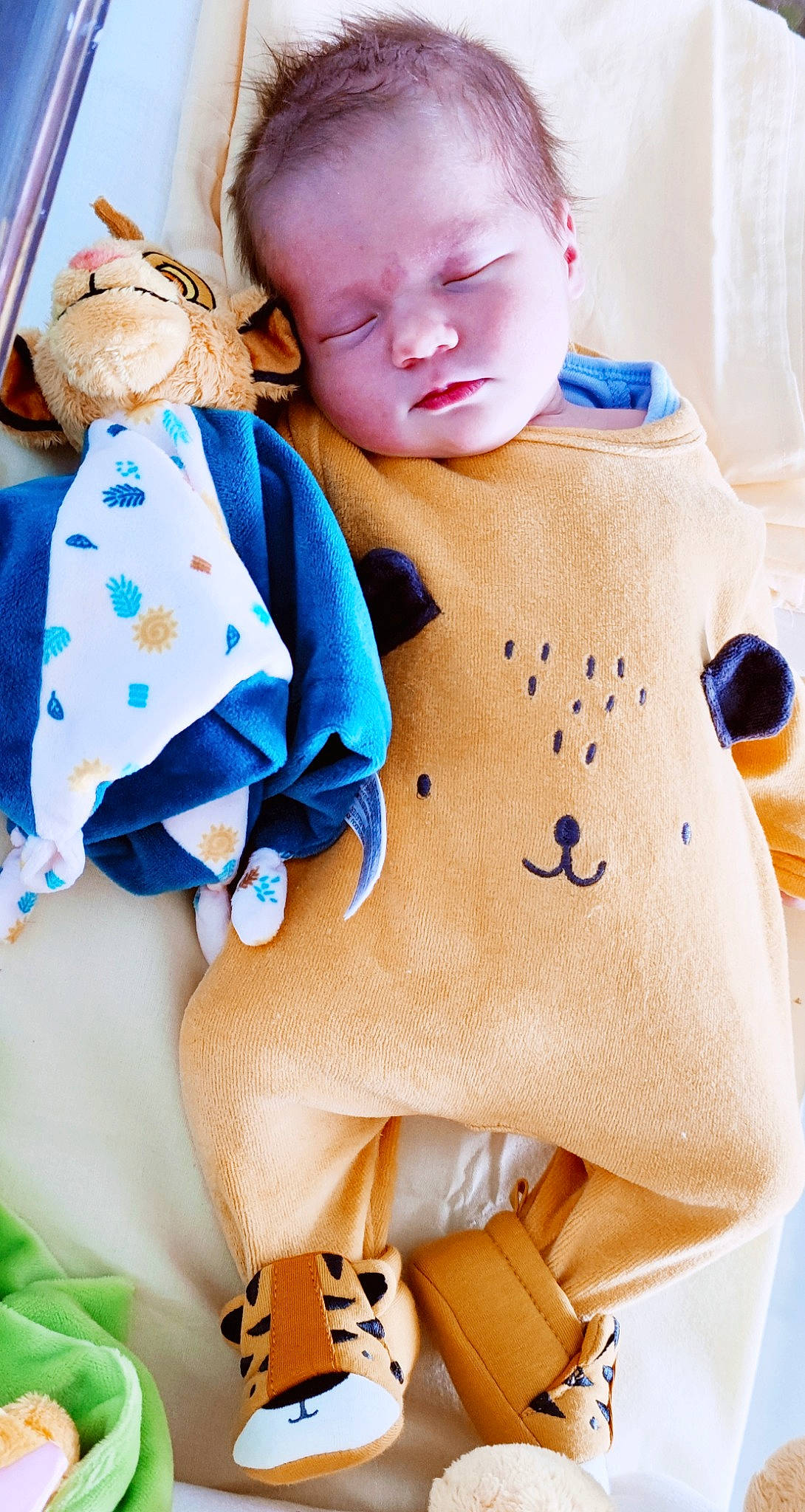 Maël participe au concours pour gagner de l'argent avec cette photo : baby, baby_products, baby_safety, baby_sleeping, baby_toddler_clothing, child, collar, comfort, face, linens, neck, orange, outerwear, pattern, person, skin, sleeve, t_shirt, textile, toddler