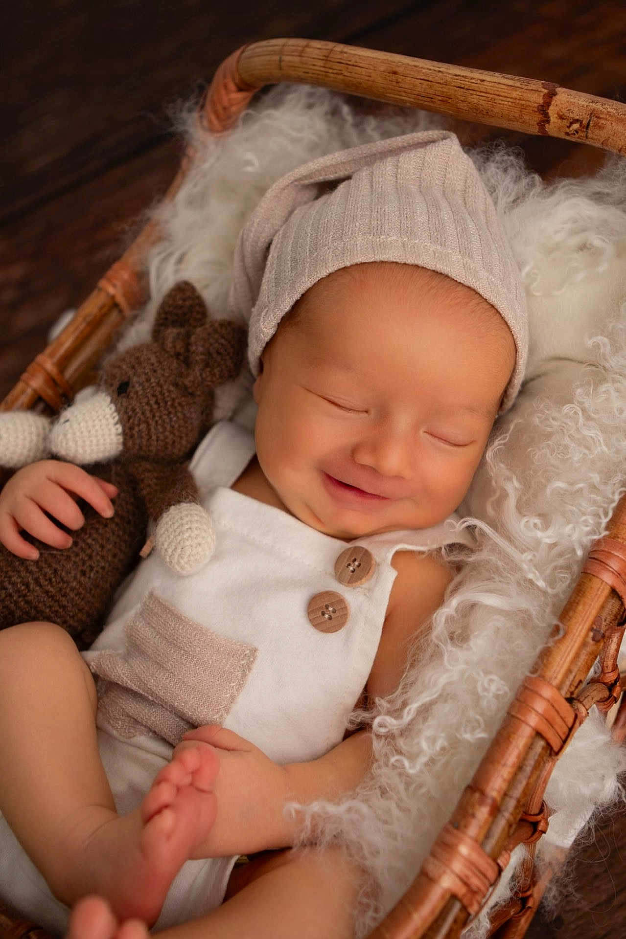 Kimi participe au concours pour gagner de l'argent avec cette photo : baby, sleeping, smile, basket, knitted_toy, teddy_bear, wool, hat, clothing, wooden_floor, infant, soft_texture, cozy, cute, newborn, portrait, peaceful, relaxed, child, indoor