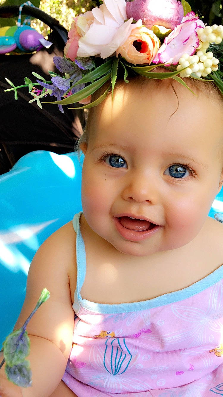 Salome a rejoint le concours — aidez-le/la à gagner de superbes lots ! baby, beauty, cheek, child, face, fashion_accessory, flower, fun, hair_accessory, happy, head, headband, headgear, joy, person, photography, pink, plant, skin, smile