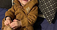 Lyzio a rejoint le concours — aidez-le/la à gagner de superbes lots ! baby, bodypart, clothing, coat, couch, cushion, face, finger, furniture, hand, happy, head, homedecor, jacket, pants, person, photography, portrait, sitting, smile