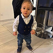 Lyzio a rejoint le concours — aidez-le/la à gagner de superbes lots ! casual_formal, child, curious_expression, cute, hair_style, home, indoor, jacket, jeans, modern_furniture, person, portrait, shoes, standing, stool, tile_floor, toddler, vest, white_shirt, young_child