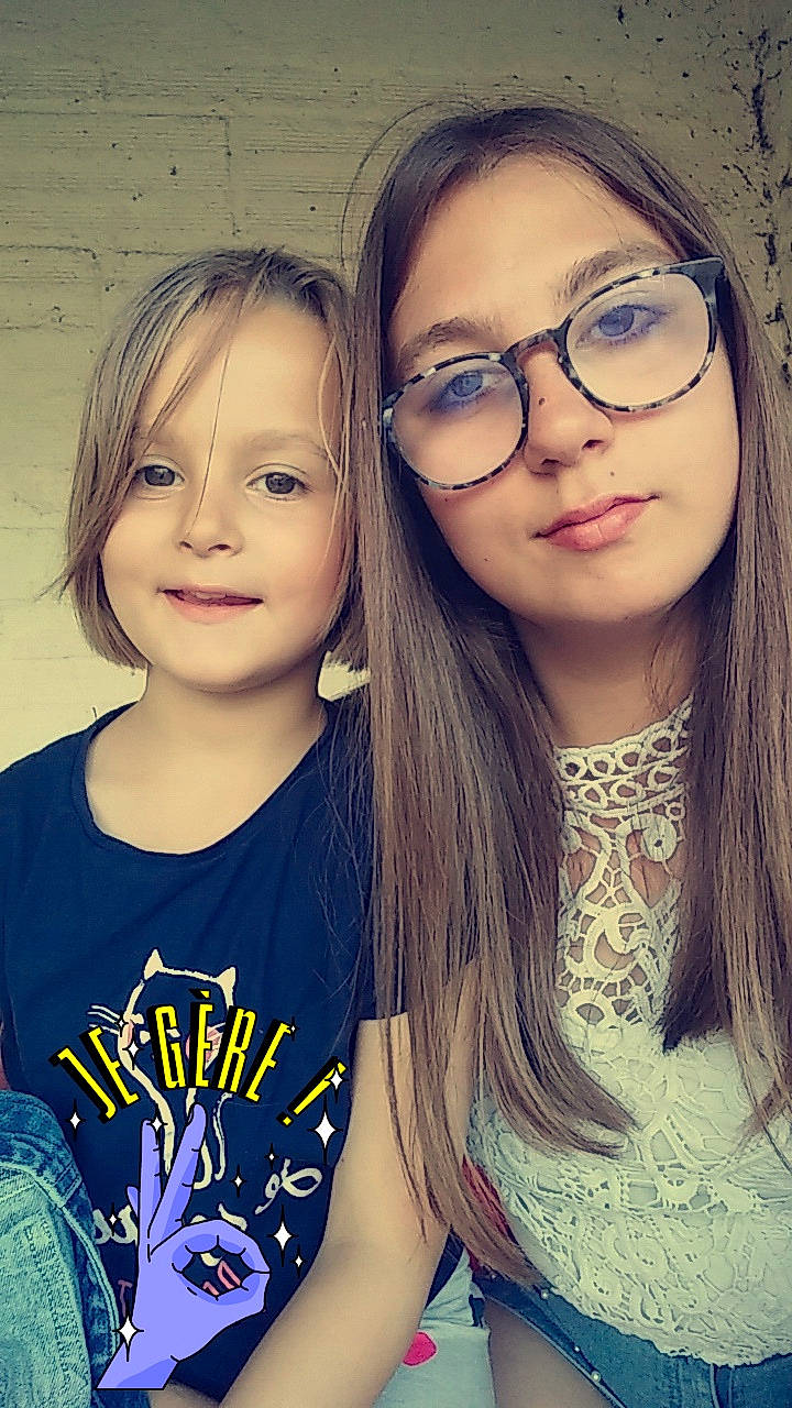 Looana a rejoint le concours — aidez-le/la à gagner de superbes lots ! beauty, child, chin, cool, eye, eyebrow, eyewear, face, forehead, friendship, fun, glasses, hair, hairstyle, head, joy, lip, nose, person, selfie