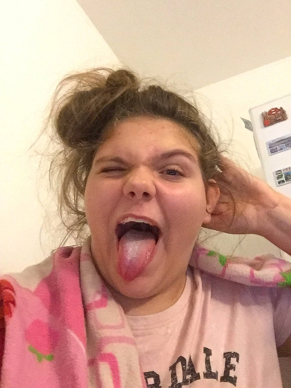 Julie a rejoint le concours — aidez-le/la à gagner de superbes lots ! anger, cheek, child, face, facial_expression, forehead, fun, happy, head, jaw, lip, mouth, nose, organ, person, selfie, shout, skin, smile, surprised