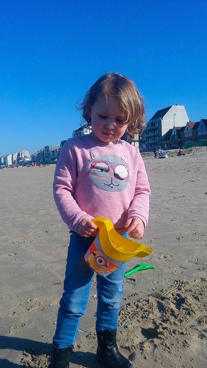 Léa a rejoint le concours — aidez-le/la à gagner de superbes lots ! child, fun, person, play, sand, smile, toddler, vacation