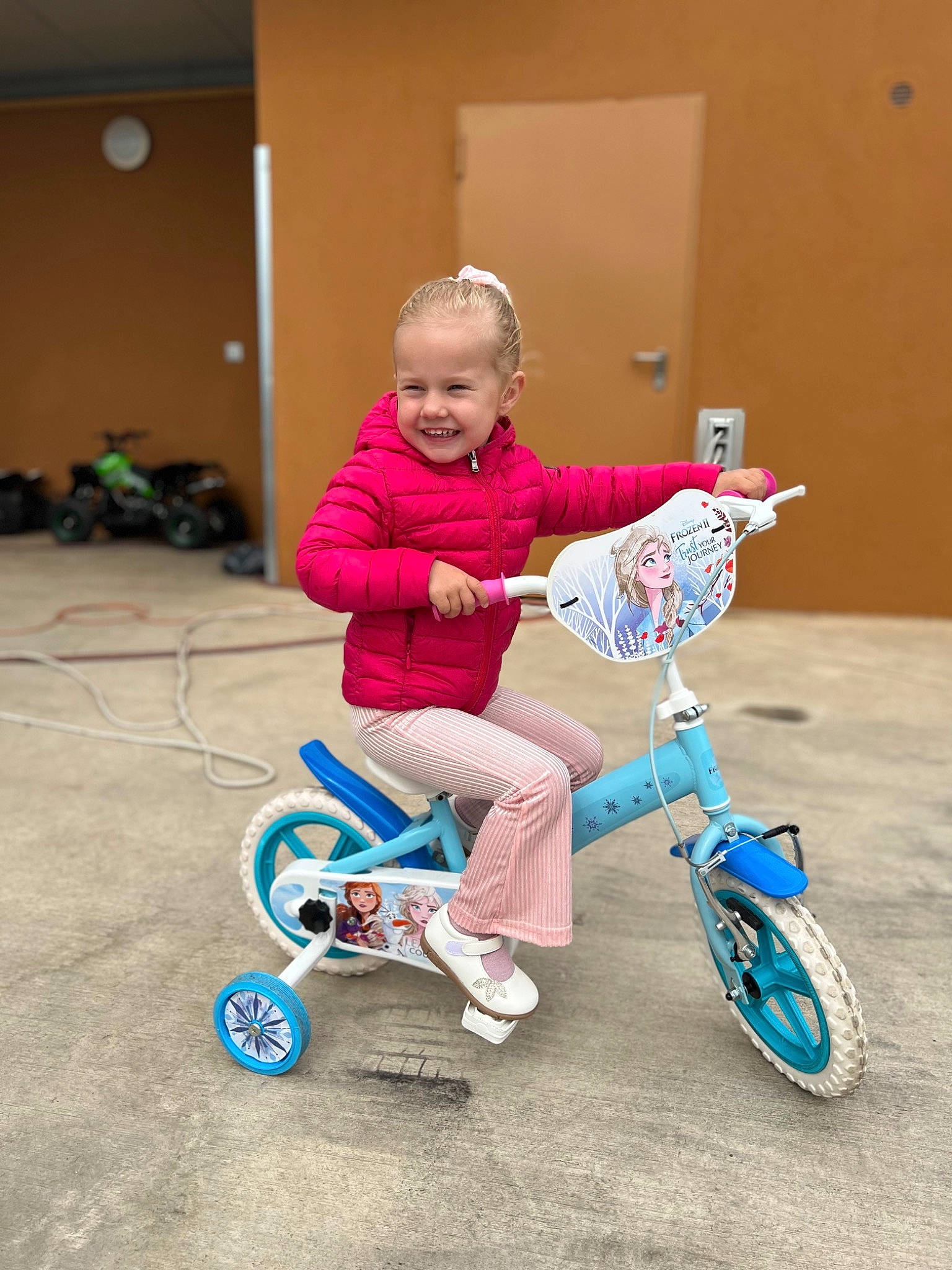Taïly participe au concours pour gagner de l'argent avec cette photo : baby_toddler_clothing, bicycle, bicycle_accessory, bicycle_frame, bicycle_handlebar, bicycle_part, bicycle_tire, bicycle_wheel, bicycles_equipment_and_supplies, child, electric_blue, fun, joy, person, riding_toy, rolling, smile, sneakers, tire, toddler