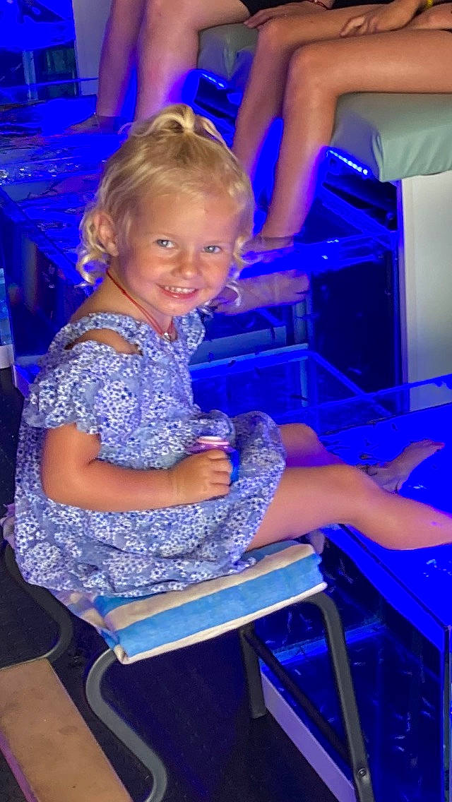 Taïly participe au concours pour gagner de l'argent avec cette photo : blue, chair, electric_blue, entertainment, event, fashion_design, fun, human_leg, joy, lap, leisure, magenta, muscle, performance, performing_arts, person, purple, room, sitting, smile