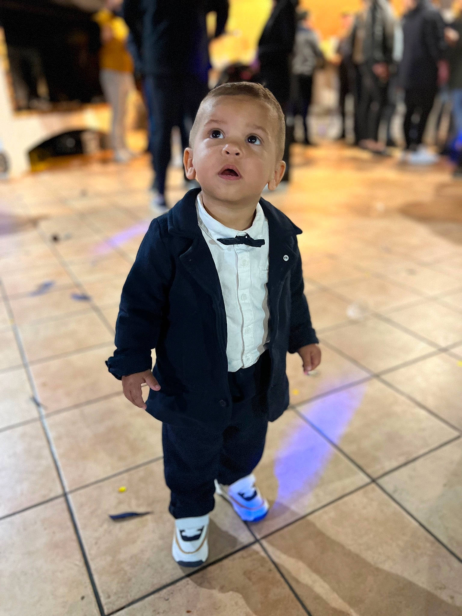 Sony a rejoint le concours — aidez-le/la à gagner de superbes lots ! baby, child, event, face, floor, flooring, formal_wear, fun, happy, leisure, person, shoe, sitting, skin, sleeve, street, suit, surprise, toddler, tradition