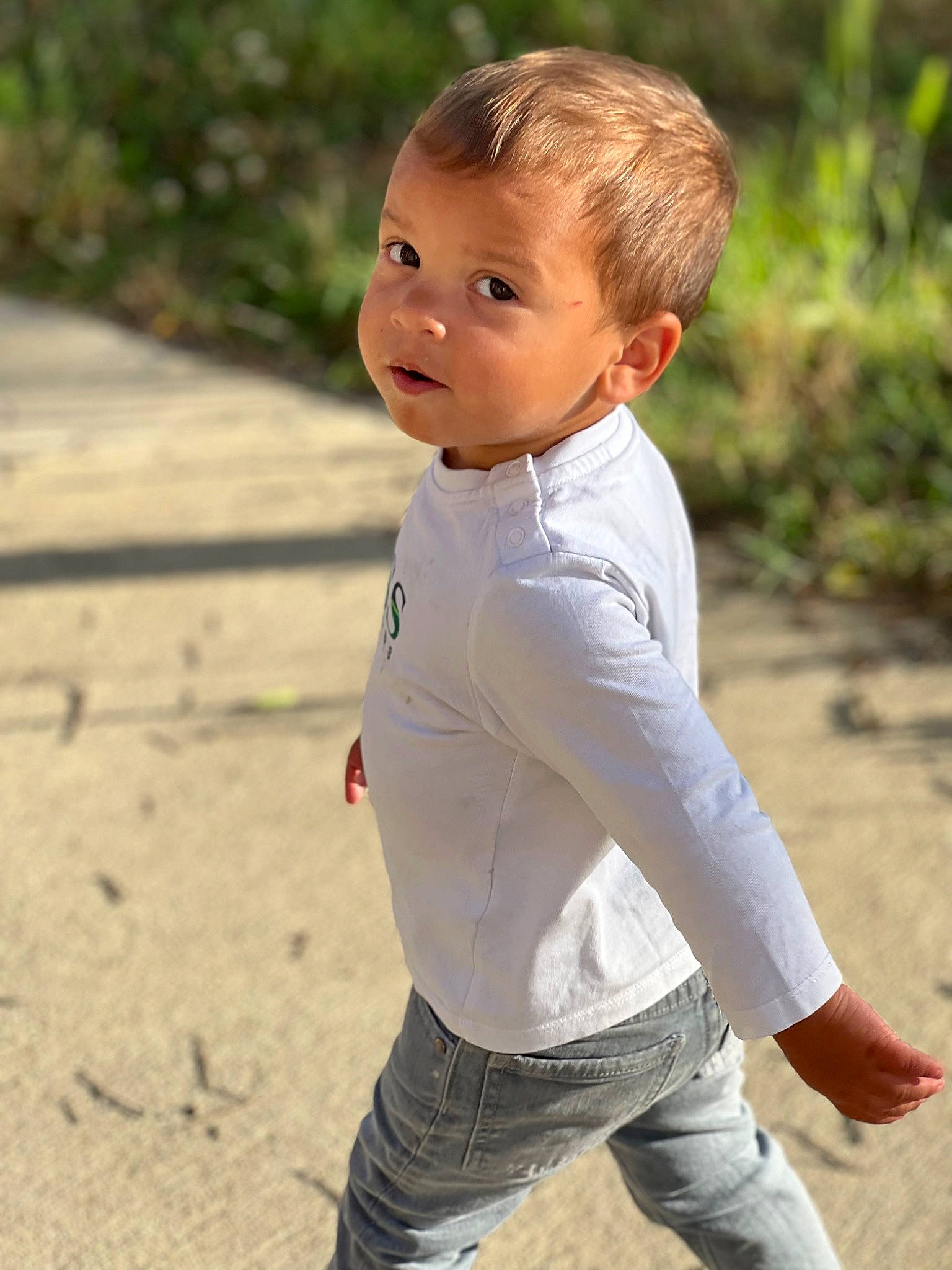 Sony a rejoint le concours — aidez-le/la à gagner de superbes lots ! baby, baby_toddler_clothing, blond, child, fun, gesture, grass, happy, leisure, people_in_nature, person, recreation, sand, sitting, sleeve, soil, sportswear, t_shirt, toddler, waist