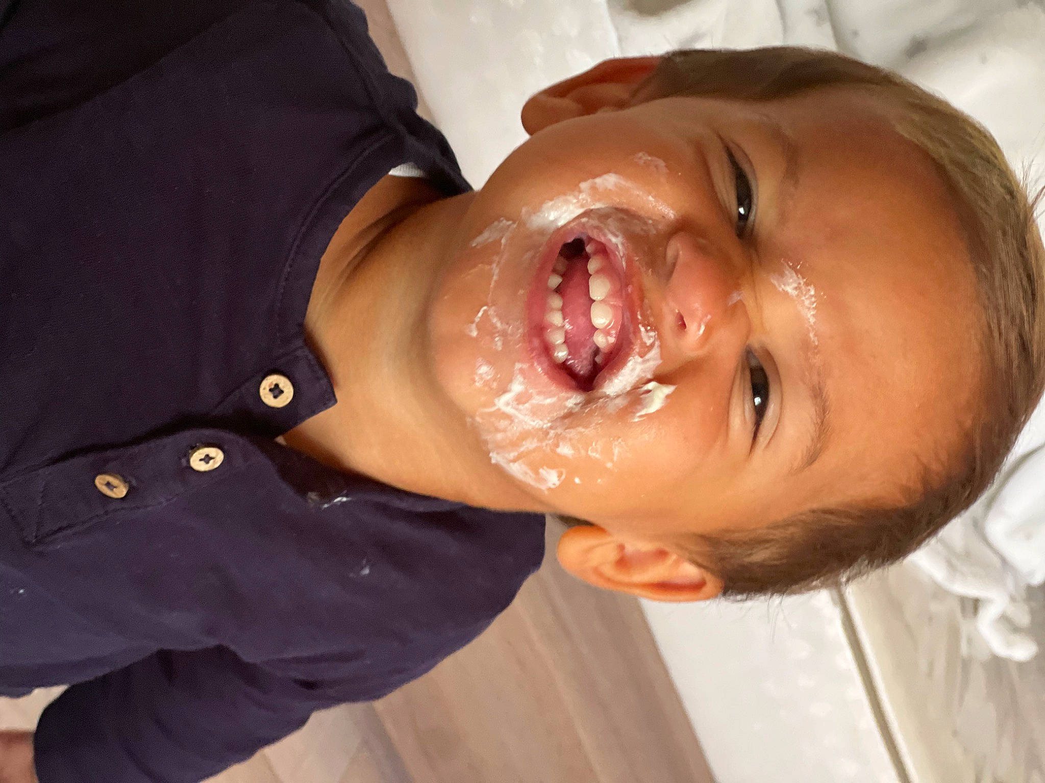 Sony a rejoint le concours — aidez-le/la à gagner de superbes lots ! cheek, collar, dress_shirt, ear, eyebrow, eyelash, fun, gesture, happy, jaw, lip, mouth, neck, nose, person, skin, sleeve, smile, tooth, water