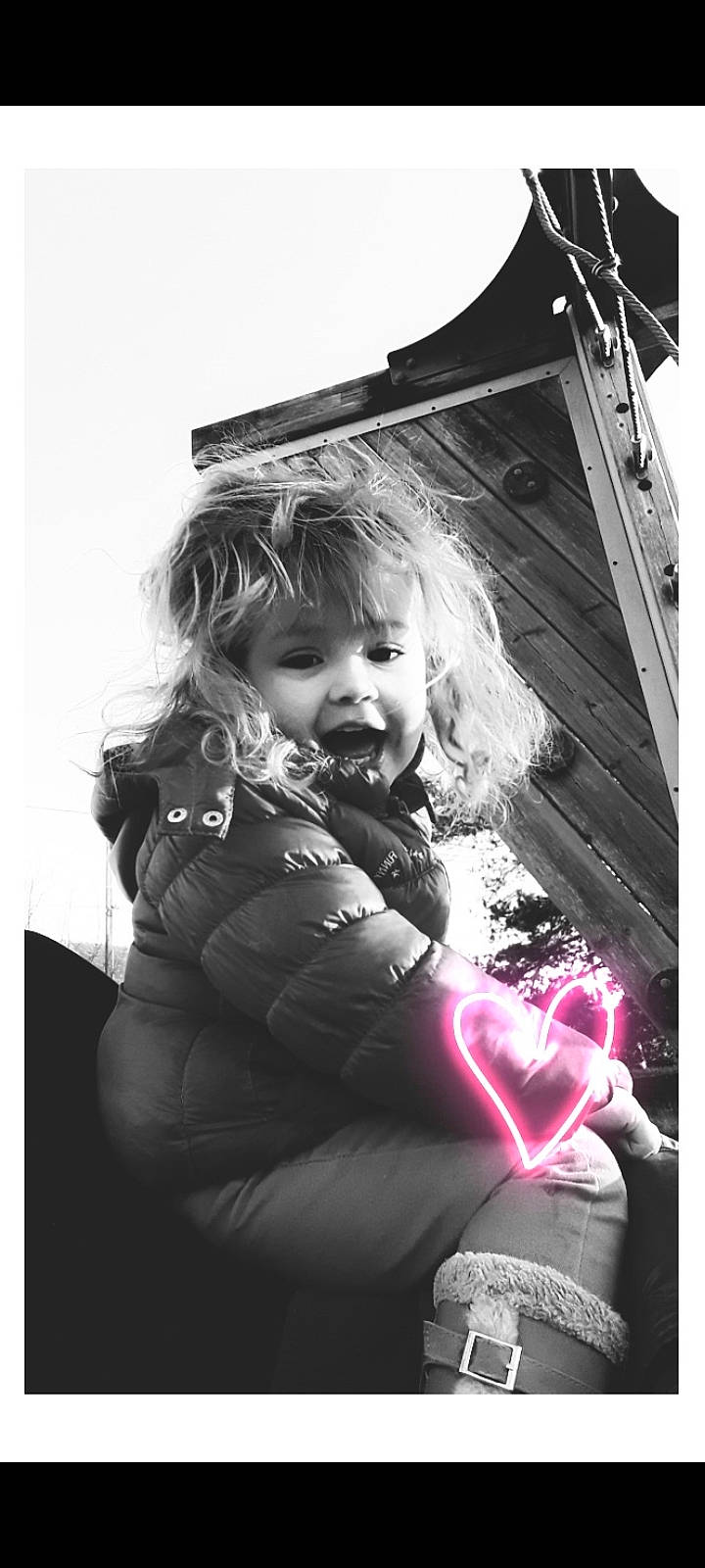 Talia a rejoint le concours — aidez-le/la à gagner de superbes lots ! baby, black, black_and_white, blond, child, flash_photography, fun, gesture, happy, monochrome, monochrome_photography, person, portrait_photography, sitting, sky, smile, stock_photography, style, toddler, tree