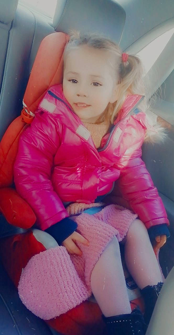 Talia a rejoint le concours — aidez-le/la à gagner de superbes lots ! baby_toddler_clothing, car_seat, comfort, fun, happy, human_leg, joint, knee, lap, leg, leisure, lip, magenta, mouth, person, pink, skin, sleeve, sock, thigh