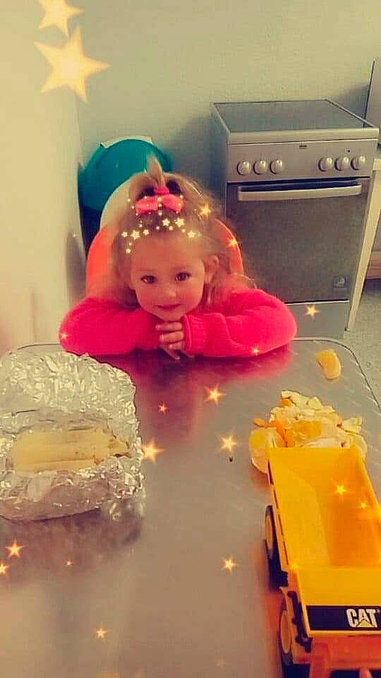 Talia participe au concours pour gagner de l'argent avec cette photo : baby, buttercream, cake, cake_decorating, child, cooktop, event, flooring, gas_stove, home_appliance, icing, kitchen_appliance, kitchen_stove, person, pink, plastic, product, smile, sugar_cake, toddler