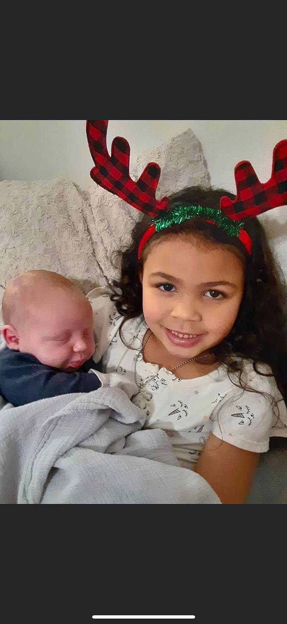 Kensleigh is registered to the contest to win money with this photo: costume_hat, eye, face, facial_expression, fawn, flash_photography, fun, hairstyle, happy, head, headgear, human_body, iris, joy, lip, mammal, organ, person, pink, skin