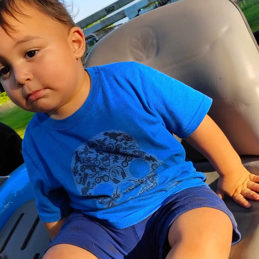 Kaeper is registered to the contest to win money with this photo: boy, child, clothing, face, footwear, grass, head, male, nature, outdoors, park, person, photography, plant, portrait, shoe, shorts, summer, t_shirt, tree