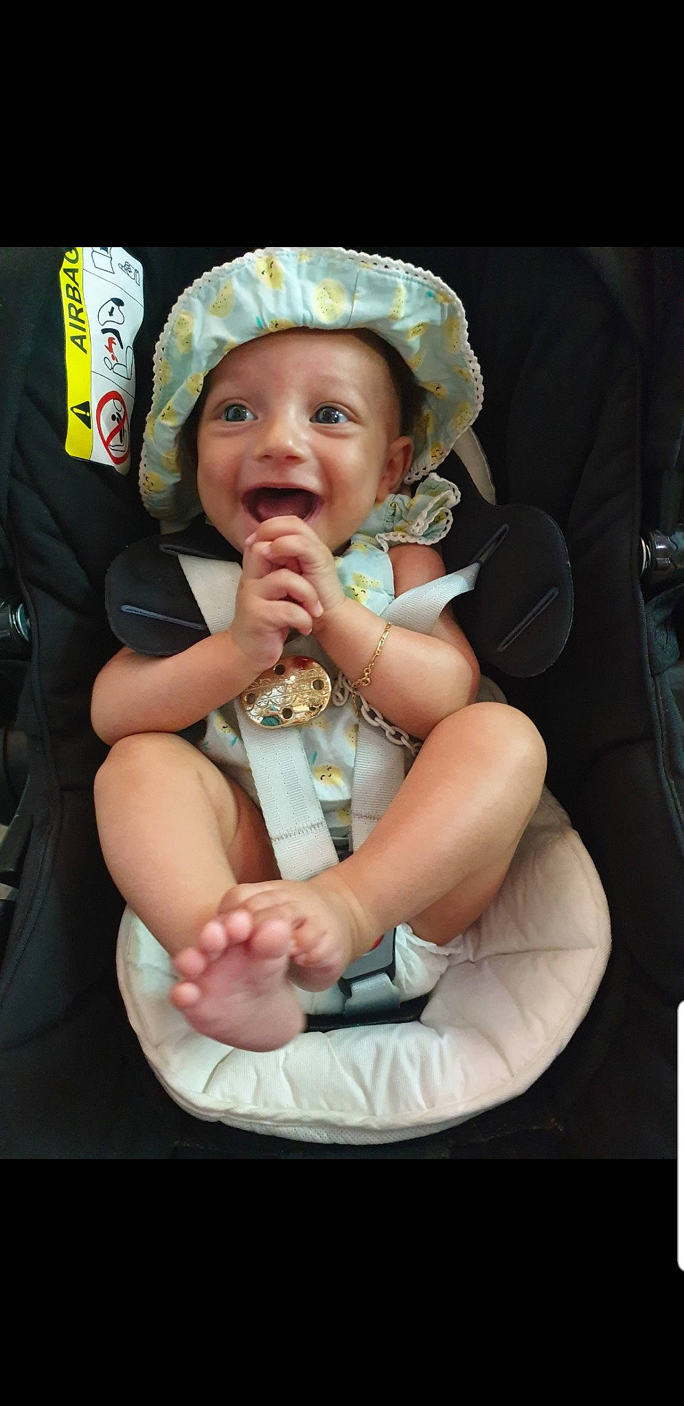 Assia a rejoint le concours — aidez-le/la à gagner de superbes lots ! arm, baby, cap, car_seat, child, headgear, person, photography, sitting, toddler